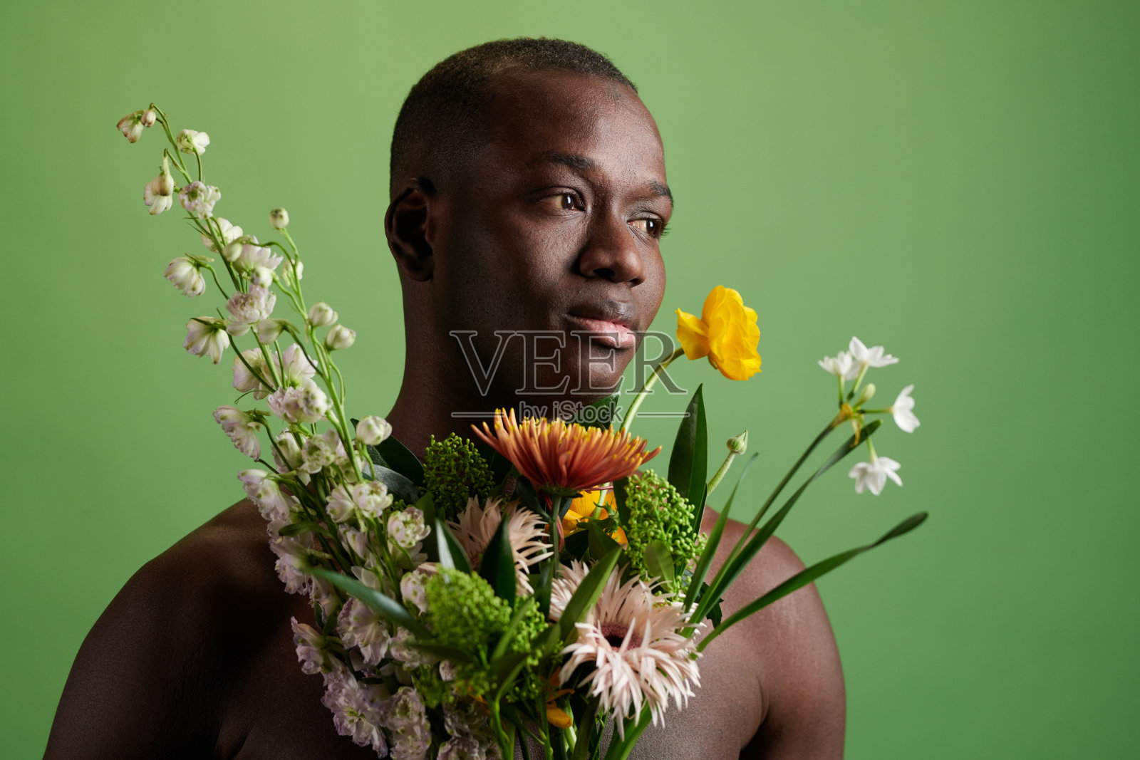 年轻的非洲裔男子拿着花束照片摄影图片