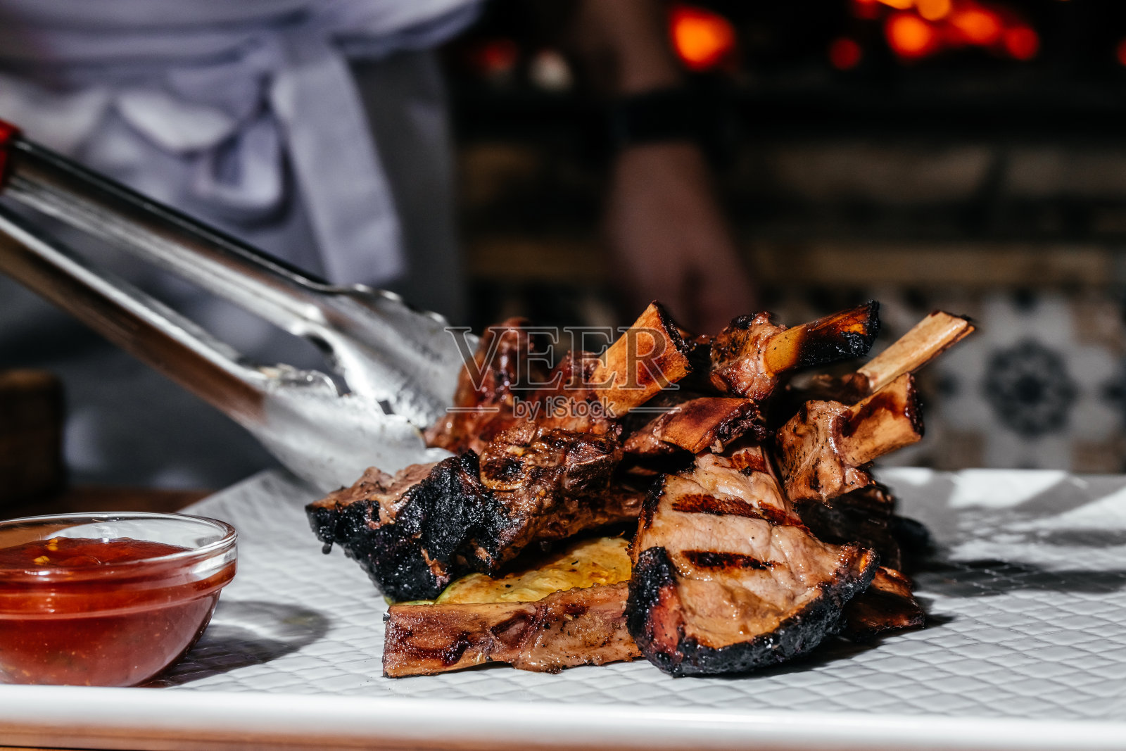 手扒羊排烧烤晚餐。烧烤,餐厅菜单,食谱照片摄影图片