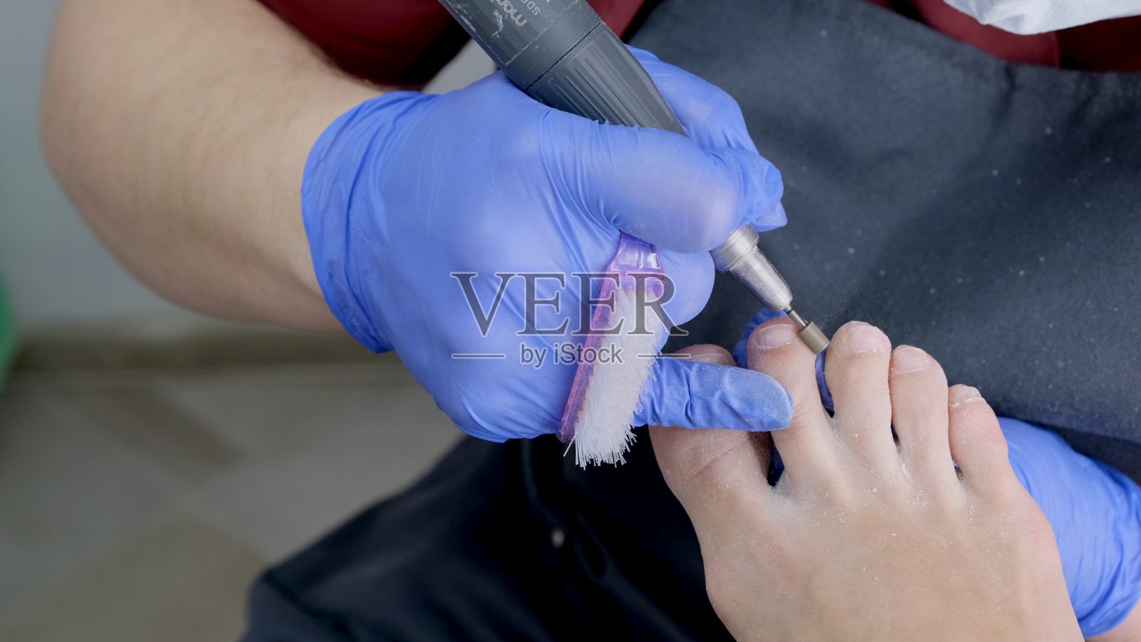 年轻女子在美容院接受专业足疗照片摄影图片