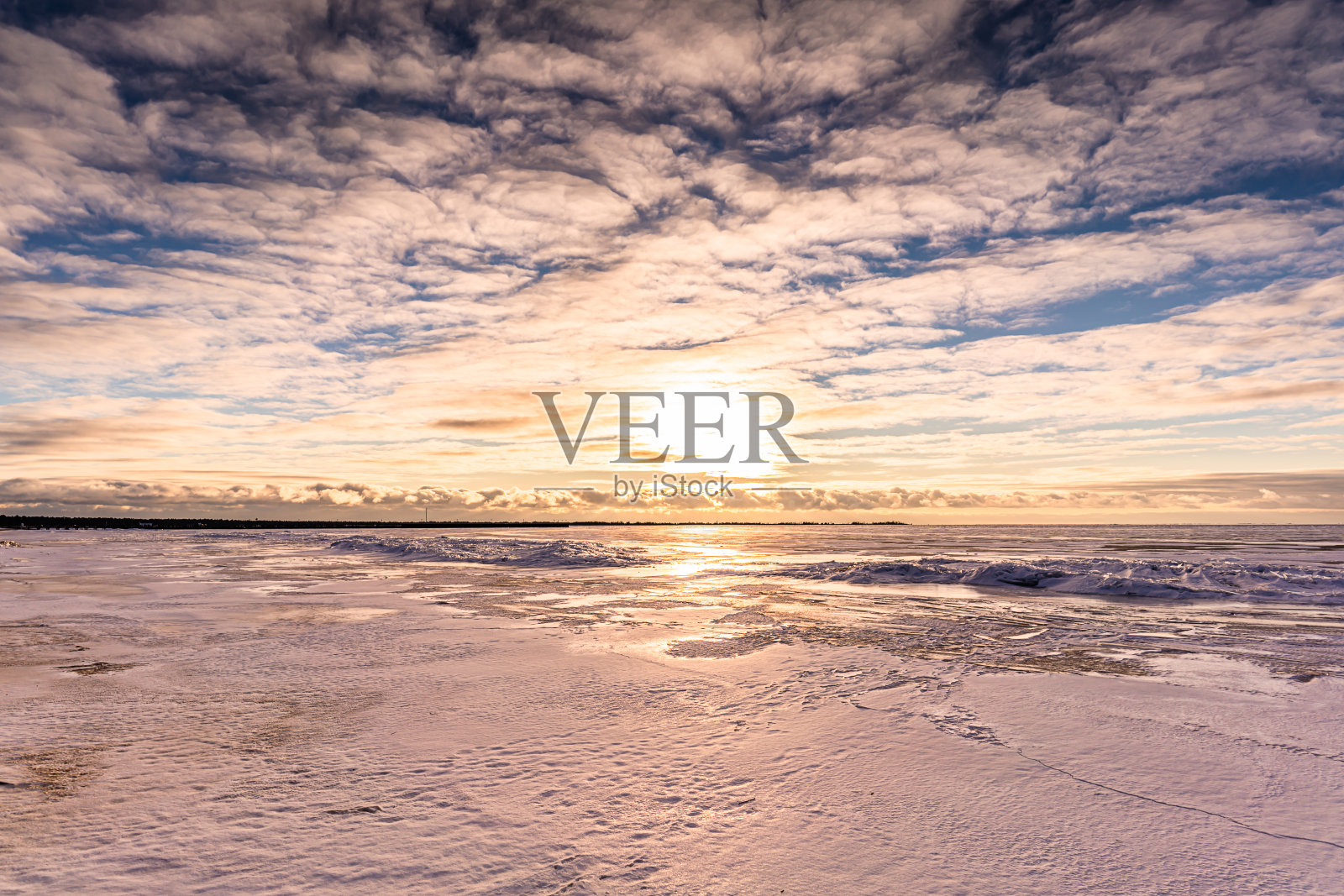 日出在冰封的海湾上照片摄影图片