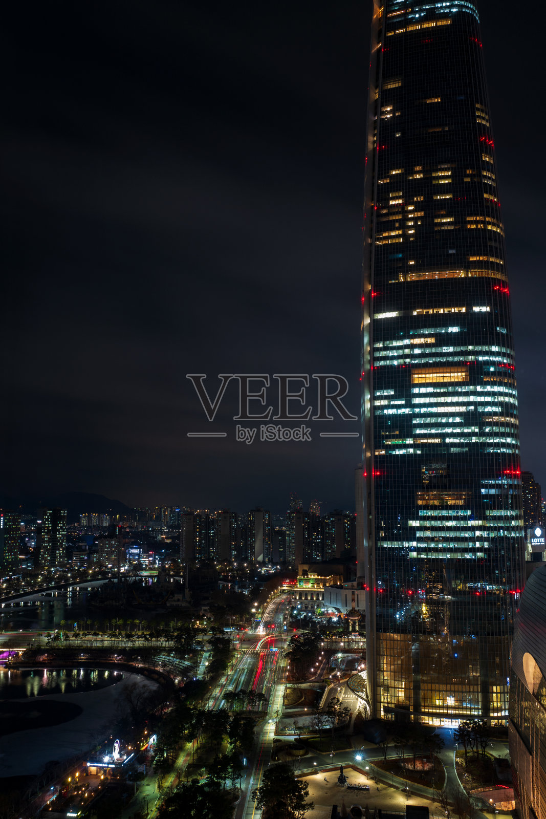 蚕室的建筑和石村湖夜景,韩国首尔松坡区蚕室。垂直视角。照片摄影图片