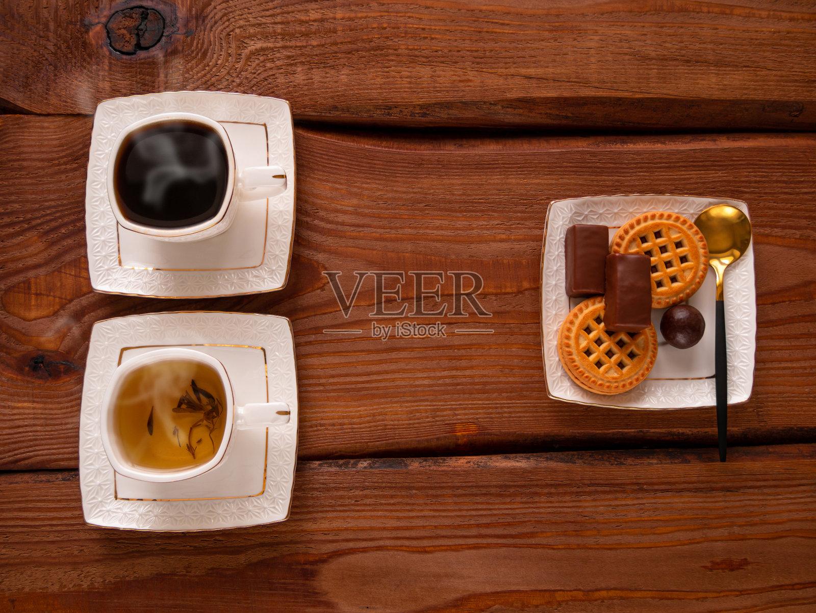 热腾腾的咖啡和茶,木制桌子上的白色杯子和糖果热的新鲜煮浓咖啡和草药混合早餐菜单照片摄影图片