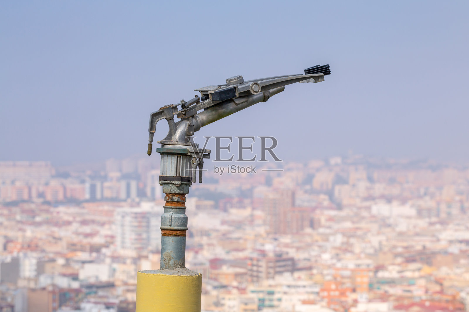 带有喷嘴阀的消防洒水喷头。在干燥和炎热的气候地区,森林或公园绿色可燃种植园的防火系统的一个重型部分。阿利坎特。西班牙。照片摄影图片