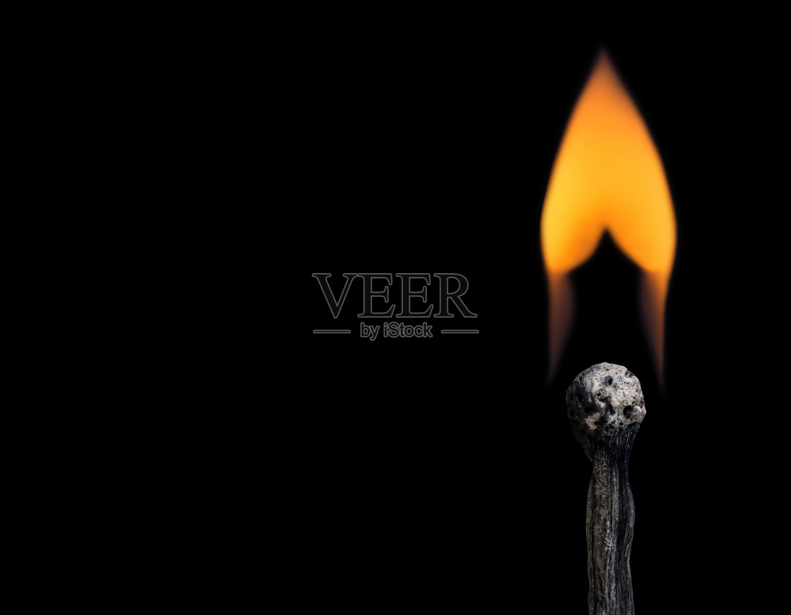 上下颠倒的心由火焰制成的火柴杆照片摄影图片