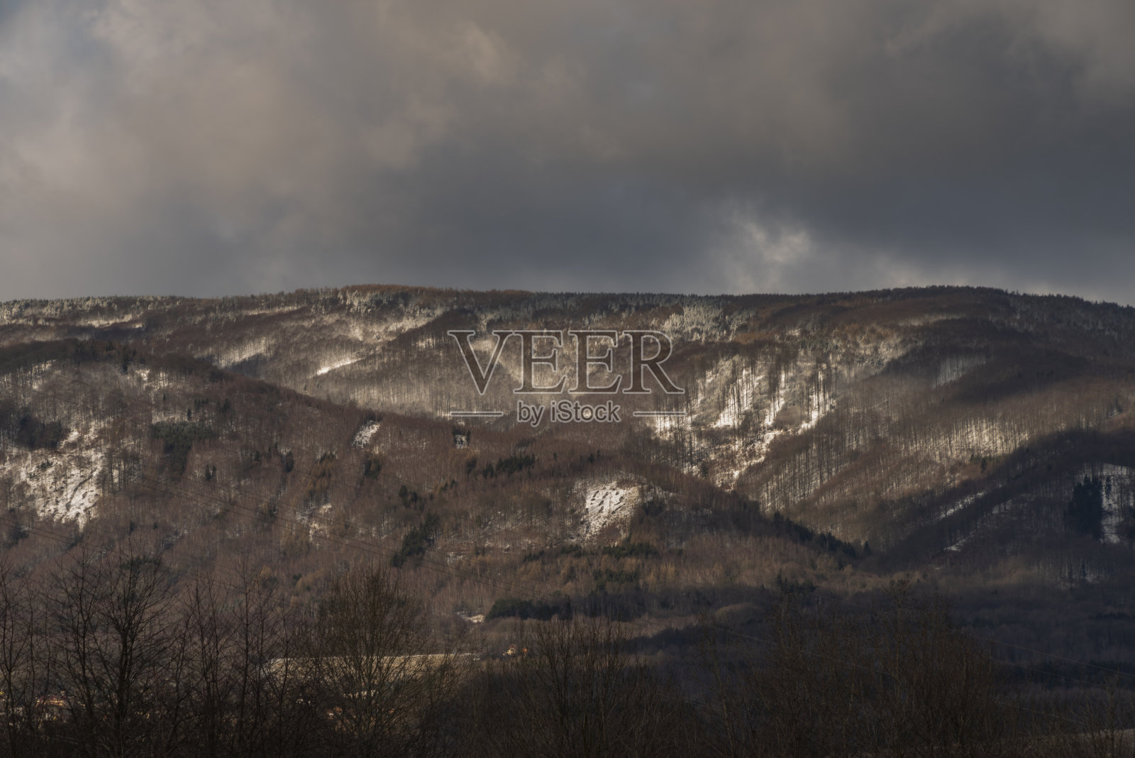 从Strizovicky山上俯瞰Usti nad Labem市附近的Krusne山照片摄影图片