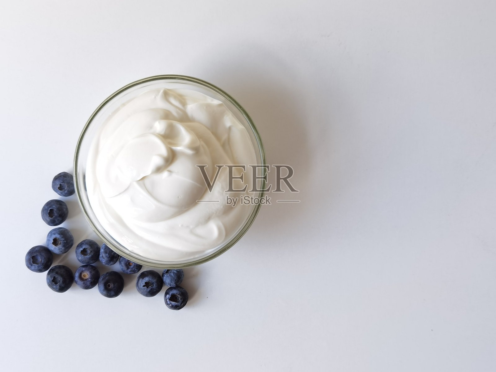 把蓝莓放在碗里隔离开来的健康食物照片摄影图片