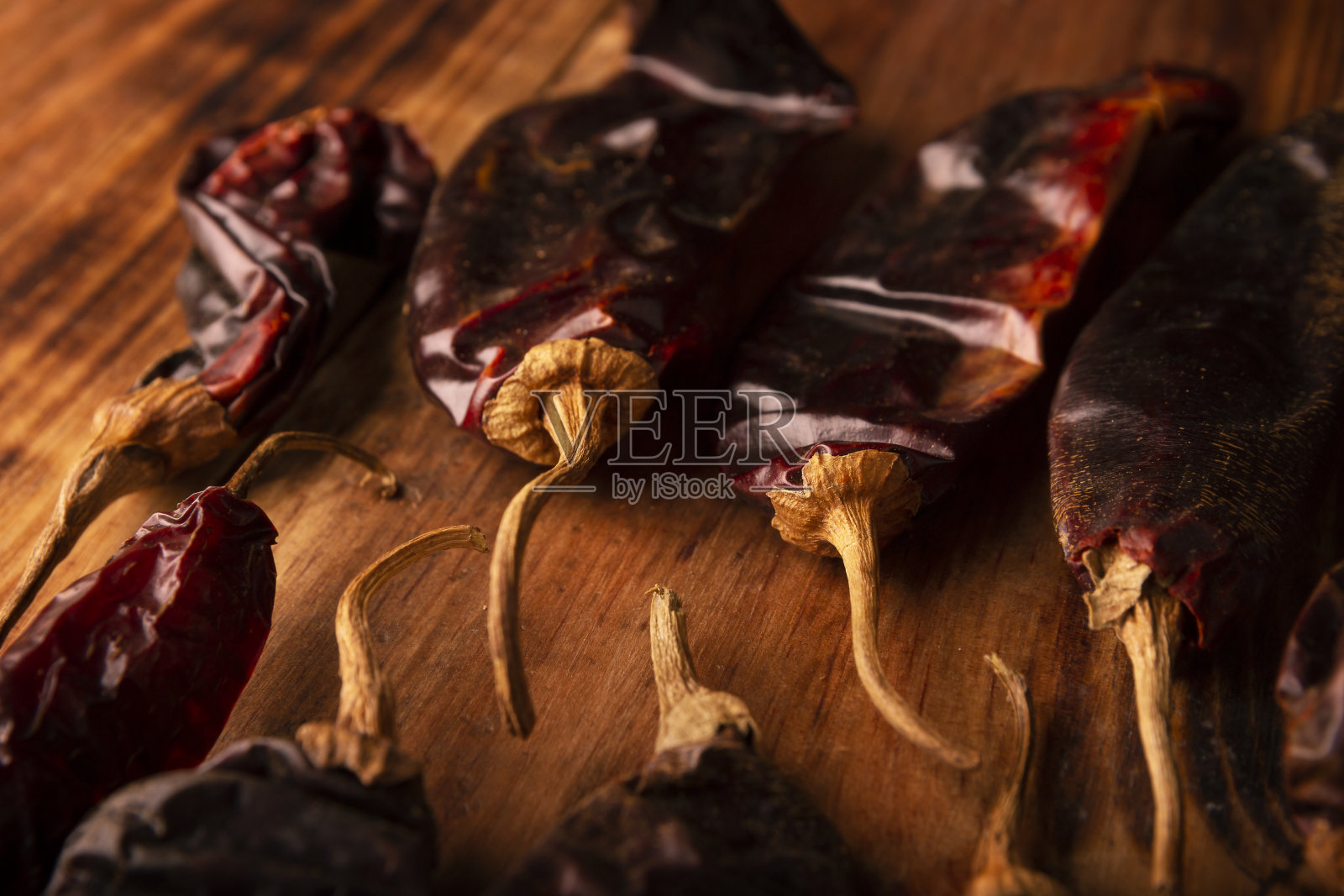 木桌上食物的特写镜头照片摄影图片