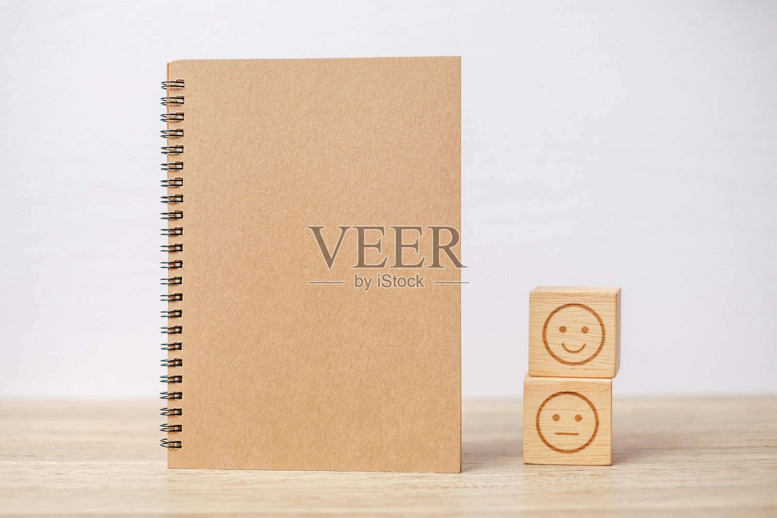 情绪板和笔记本放在桌子上。Emoticon为客户点评、满意度、情绪、心理健康和反馈概念照片摄影图片