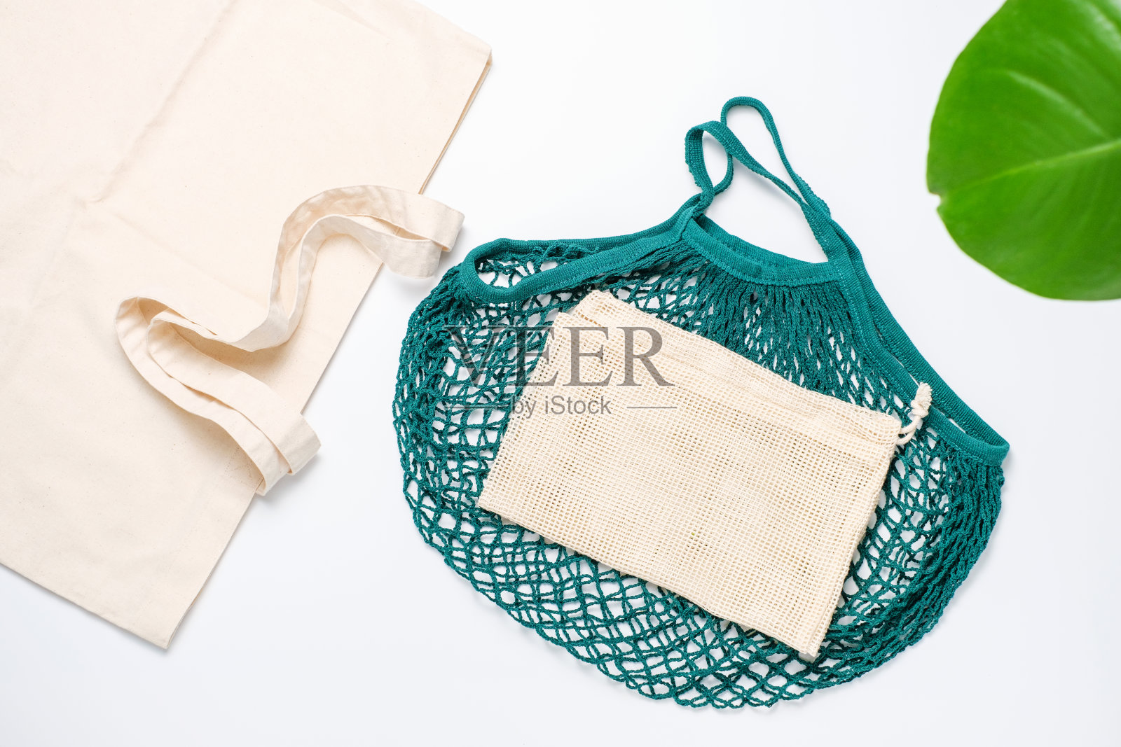 生态绳袋特写白色背景,俯视图。照片摄影图片