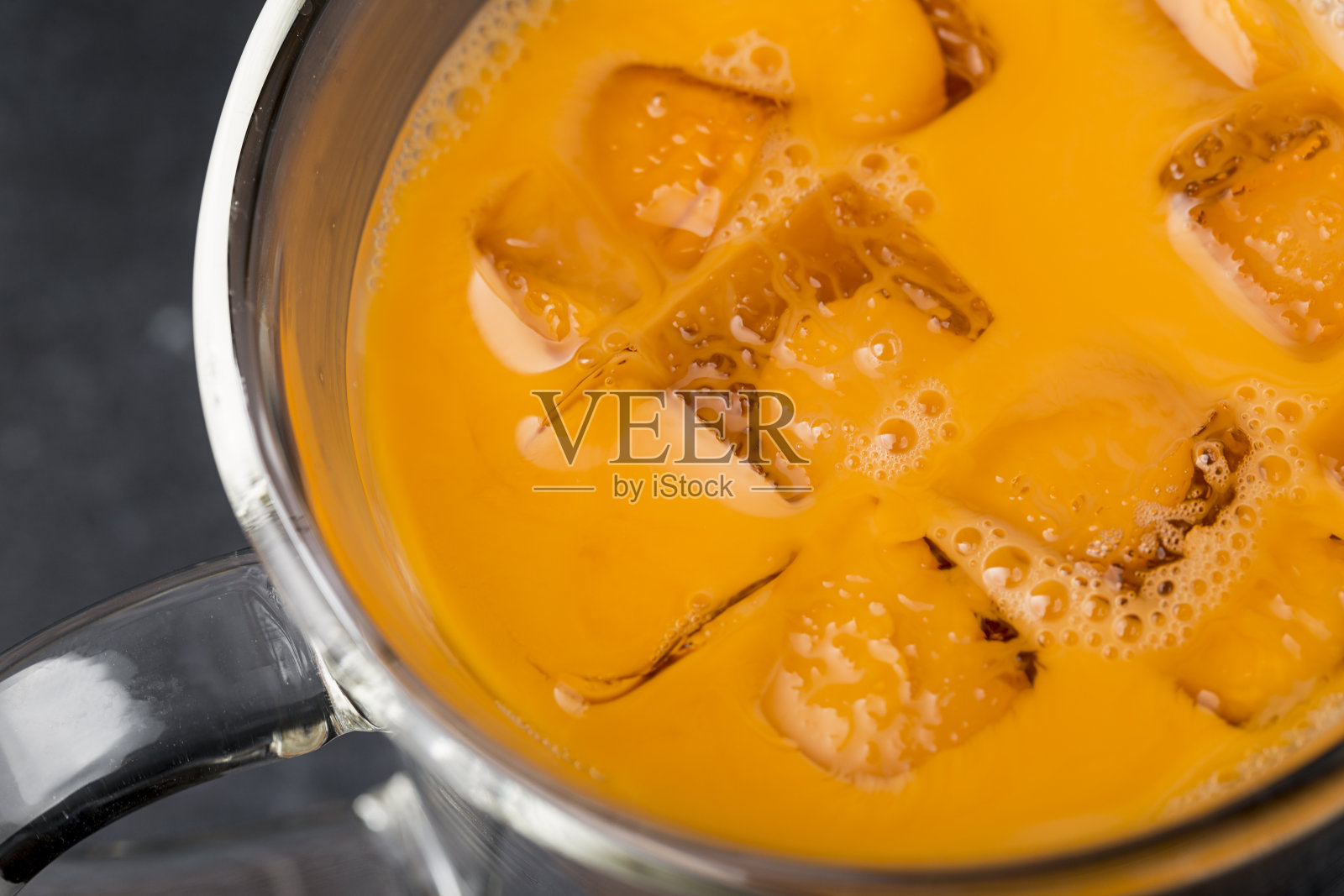 桌上有泰国冰茶照片摄影图片