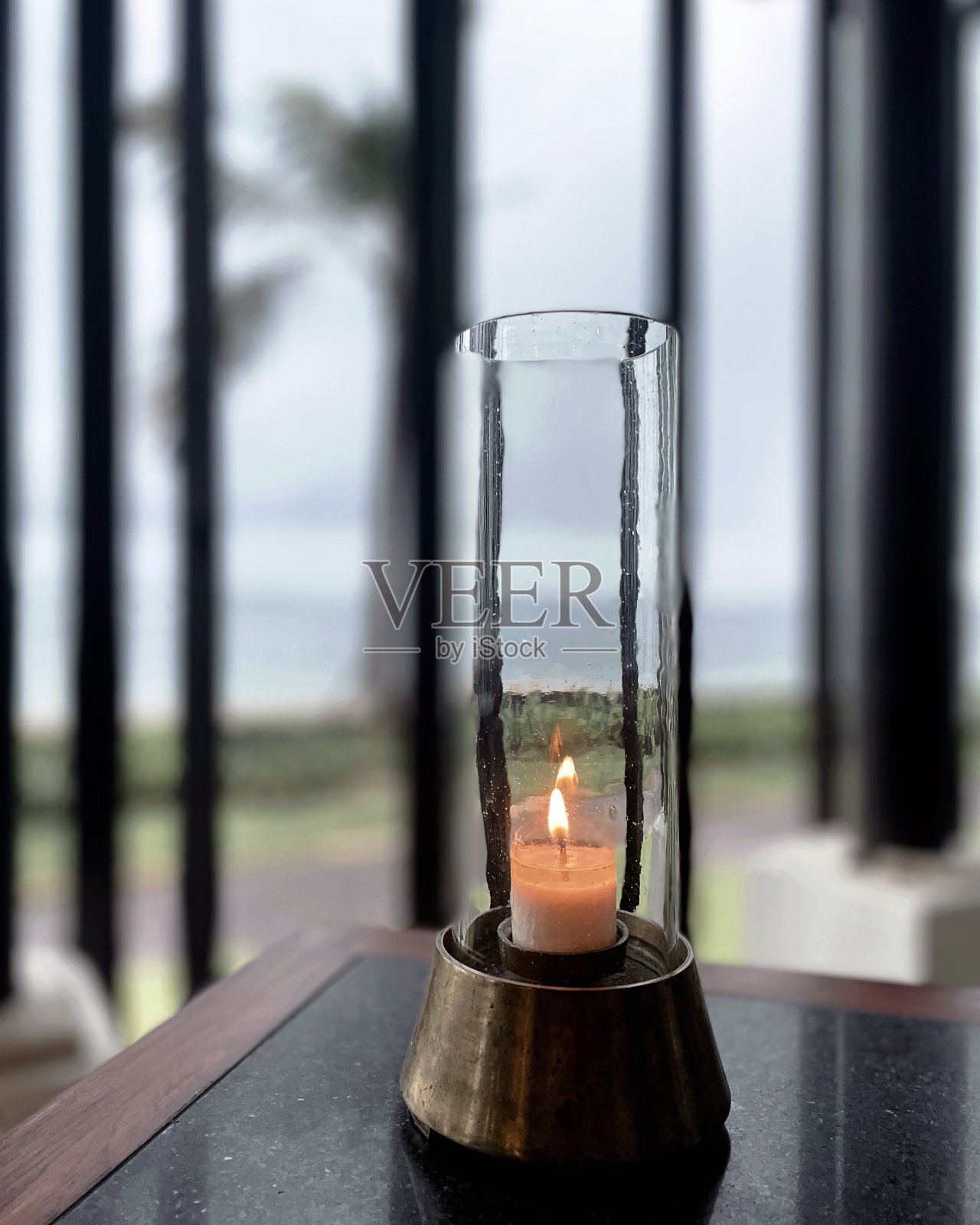 海滩上的烛光。照片摄影图片