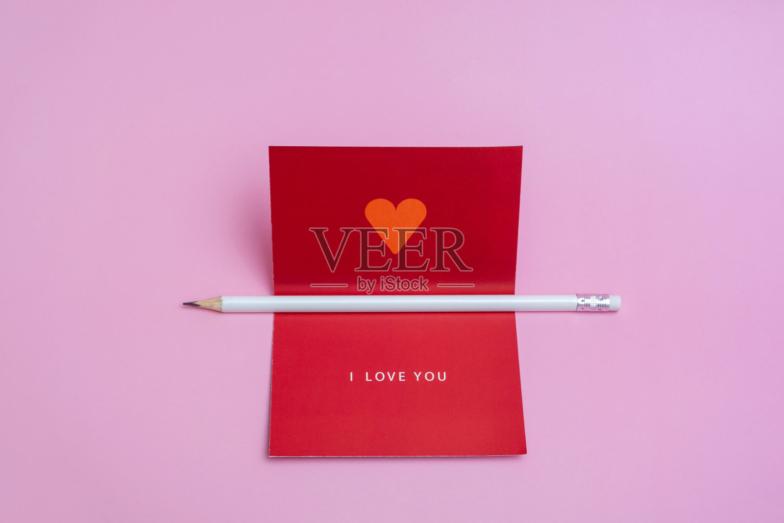 情人节问候模型与空白卡片和白色铅笔。创意的平面是空的。照片摄影图片