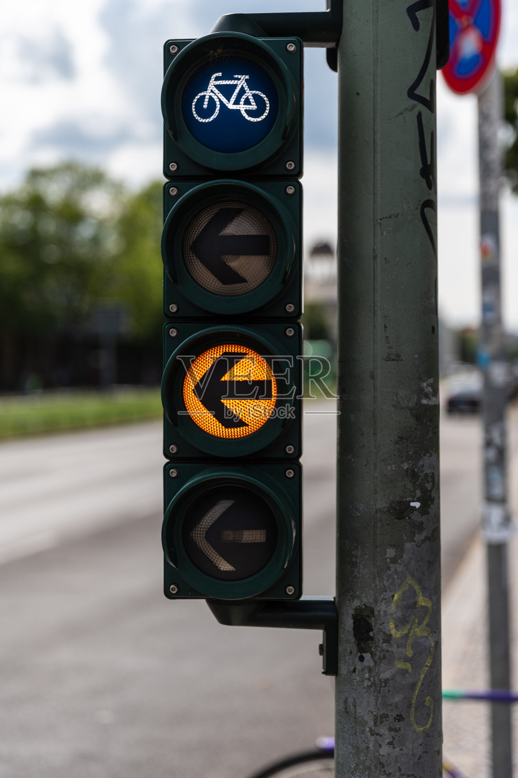 左边有黄色箭头的自行车交通灯照片摄影图片