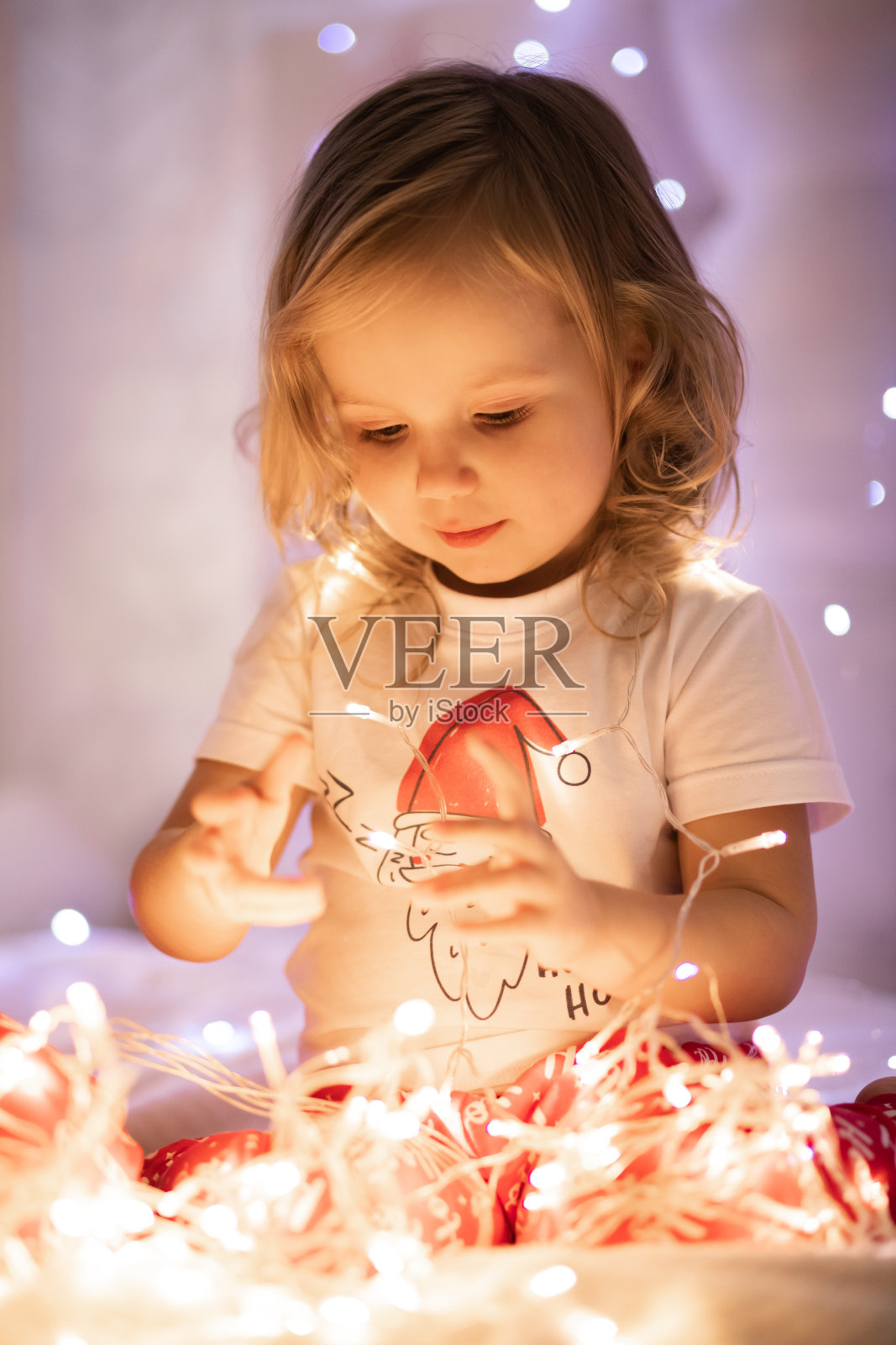 快乐的女孩玩圣诞彩灯照片摄影图片