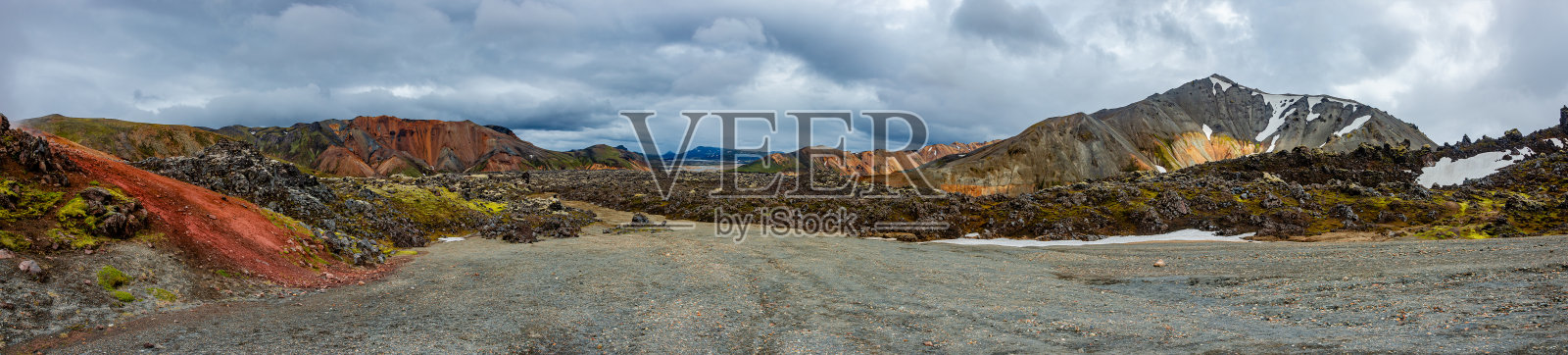 美丽的冰岛全景景观,五颜六色的彩虹火山Landmannalaugar山,在著名的Laugavegur徒步步道与戏剧性的雪天,冰岛的红色火山土壤。照片摄影图片