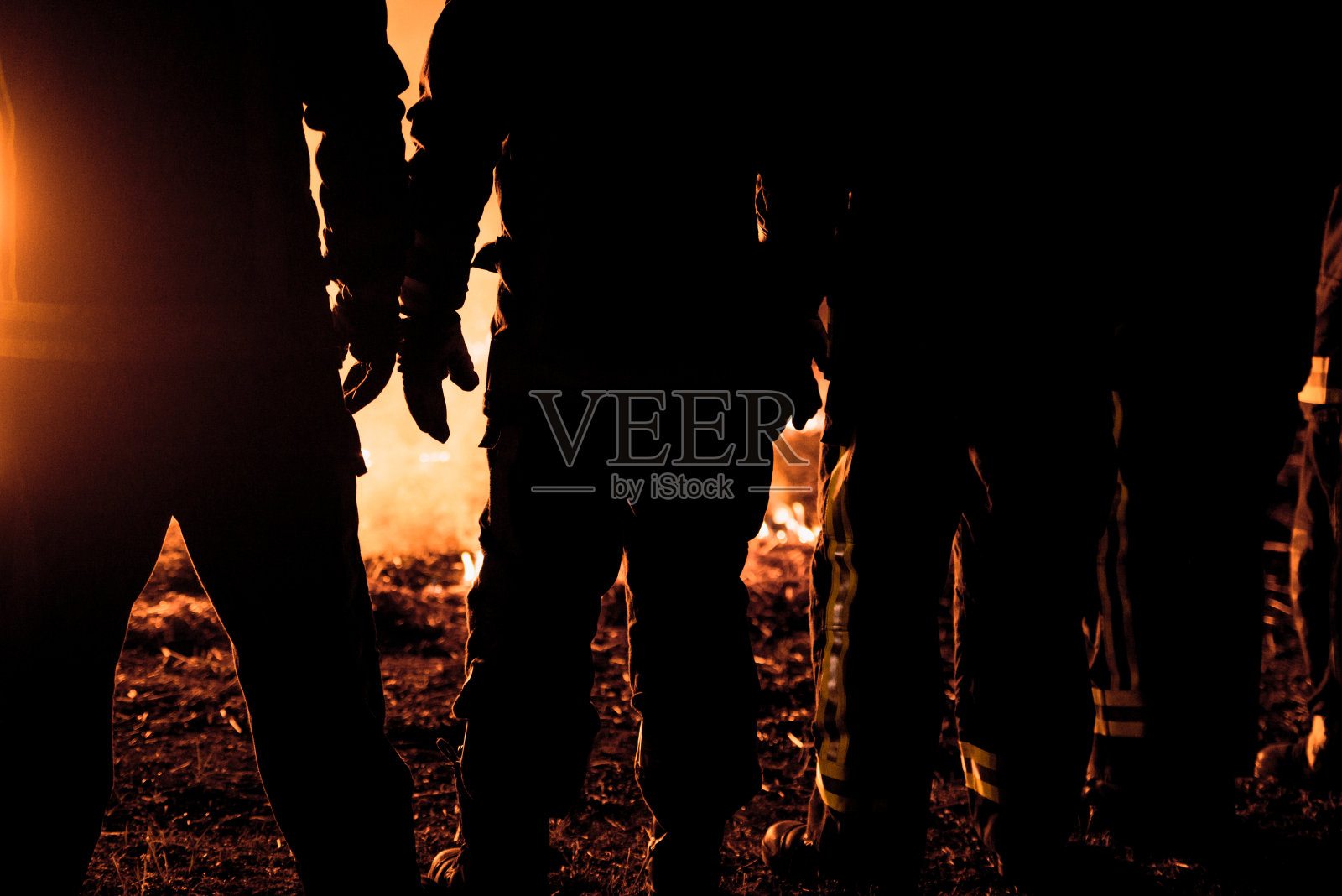 消防员正在准备行动照片摄影图片