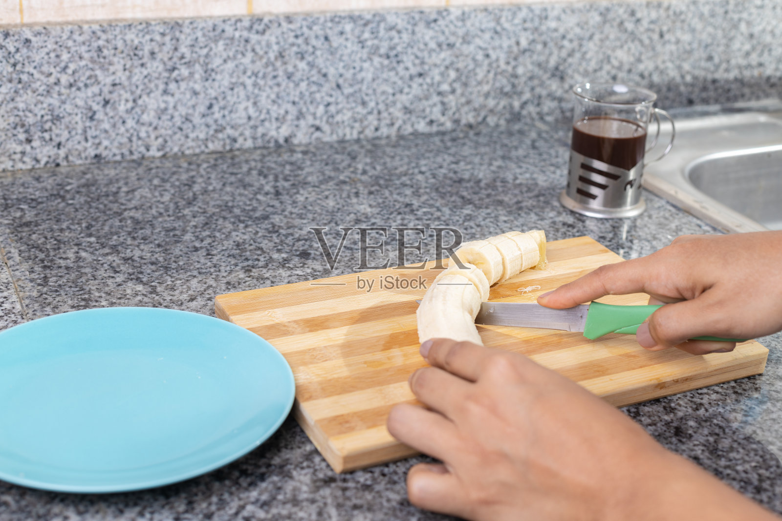 在厨房的砧板上用手切香蕉照片摄影图片