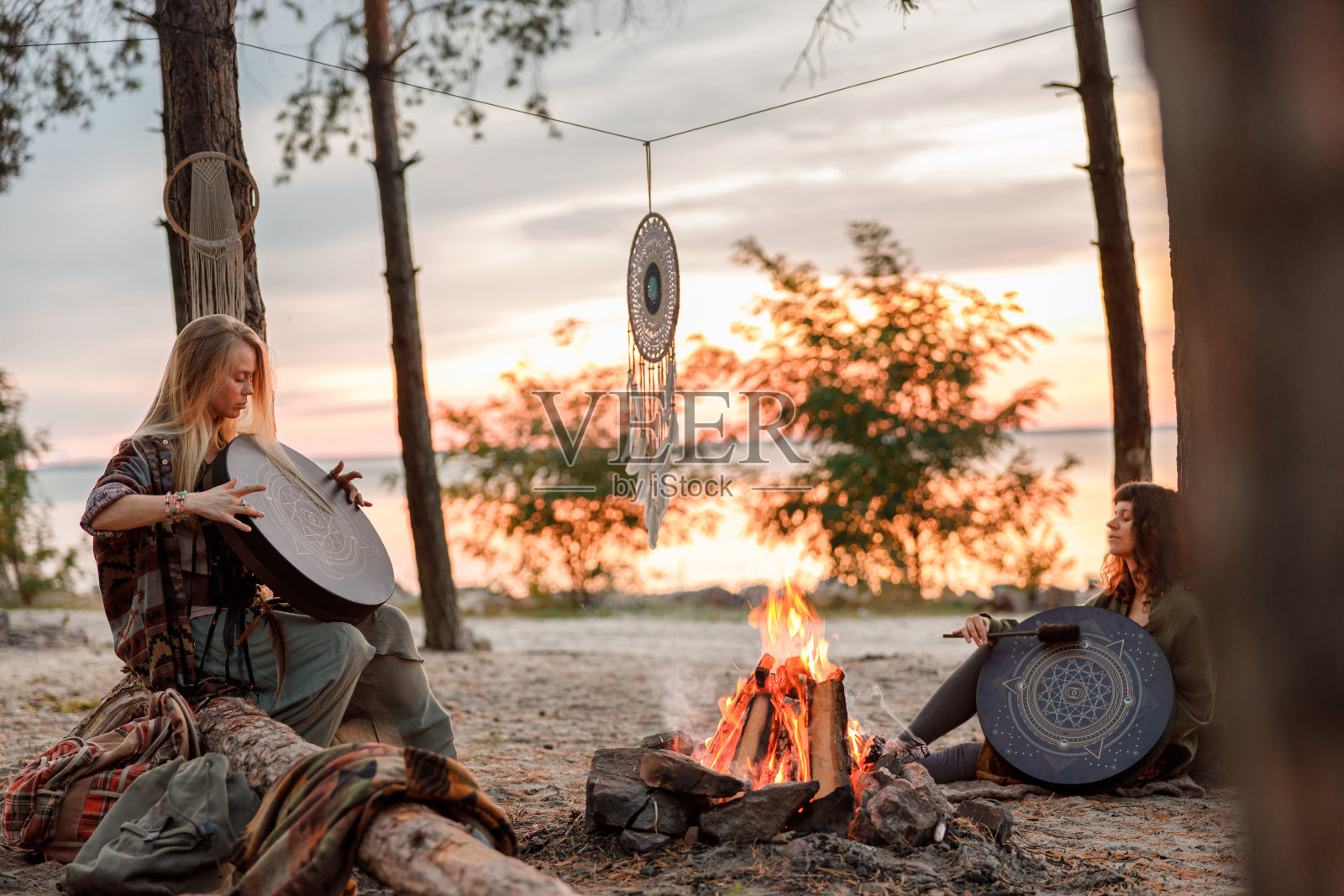 年轻的少数民族成熟的萨满女性正在边走边打鼓,边冥想音乐照片摄影图片