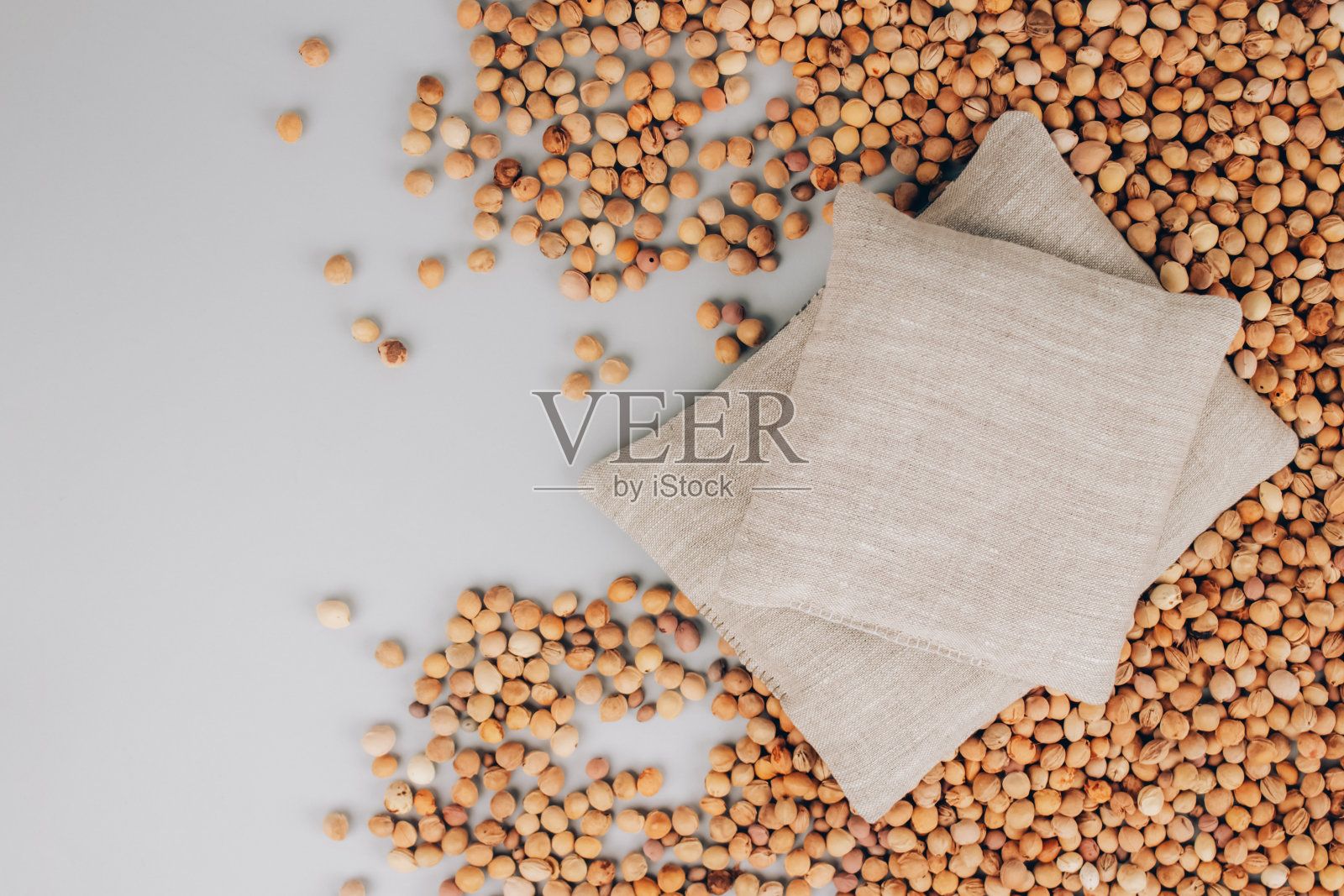 一套两个樱桃坑加热垫。樱桃石枕头在樱桃石背景与复制空间。自然热敷或冷敷。替代医学和治疗,坑袋温泉按摩照片摄影图片