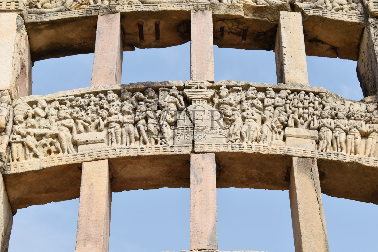 第3号塔身,中缘,以柴蒂亚和两菩提树为代表的佛像。桑吉纪念碑,世界遗产,中央邦,印度。照片摄影图片