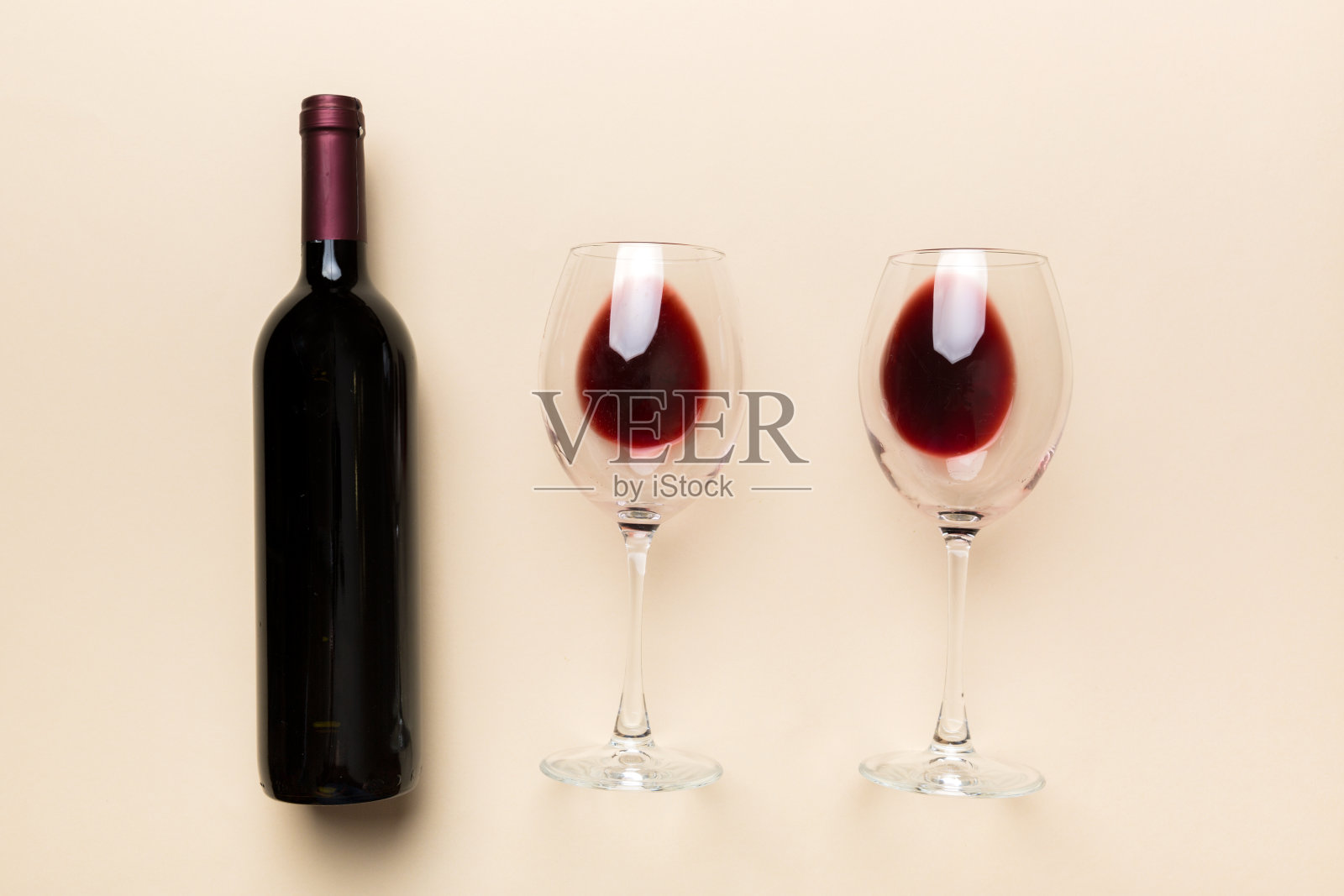 一杯红酒和一瓶在彩色的桌子上。平躺,顶视图与复制空间照片摄影图片