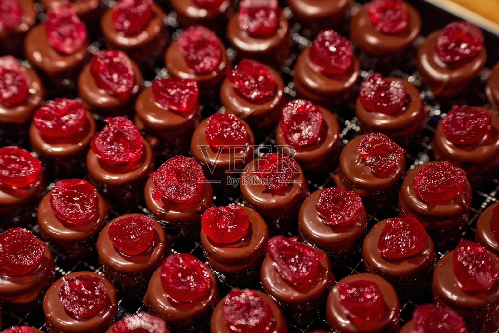 自制的巧克力金字塔蛋糕,用半颗黑樱桃作装饰照片摄影图片