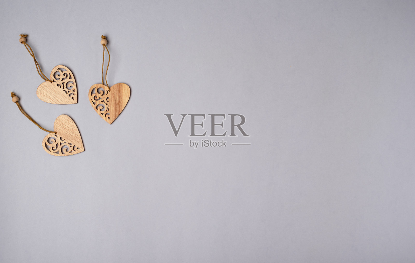 蓝色背景上的三颗木心。照片摄影图片