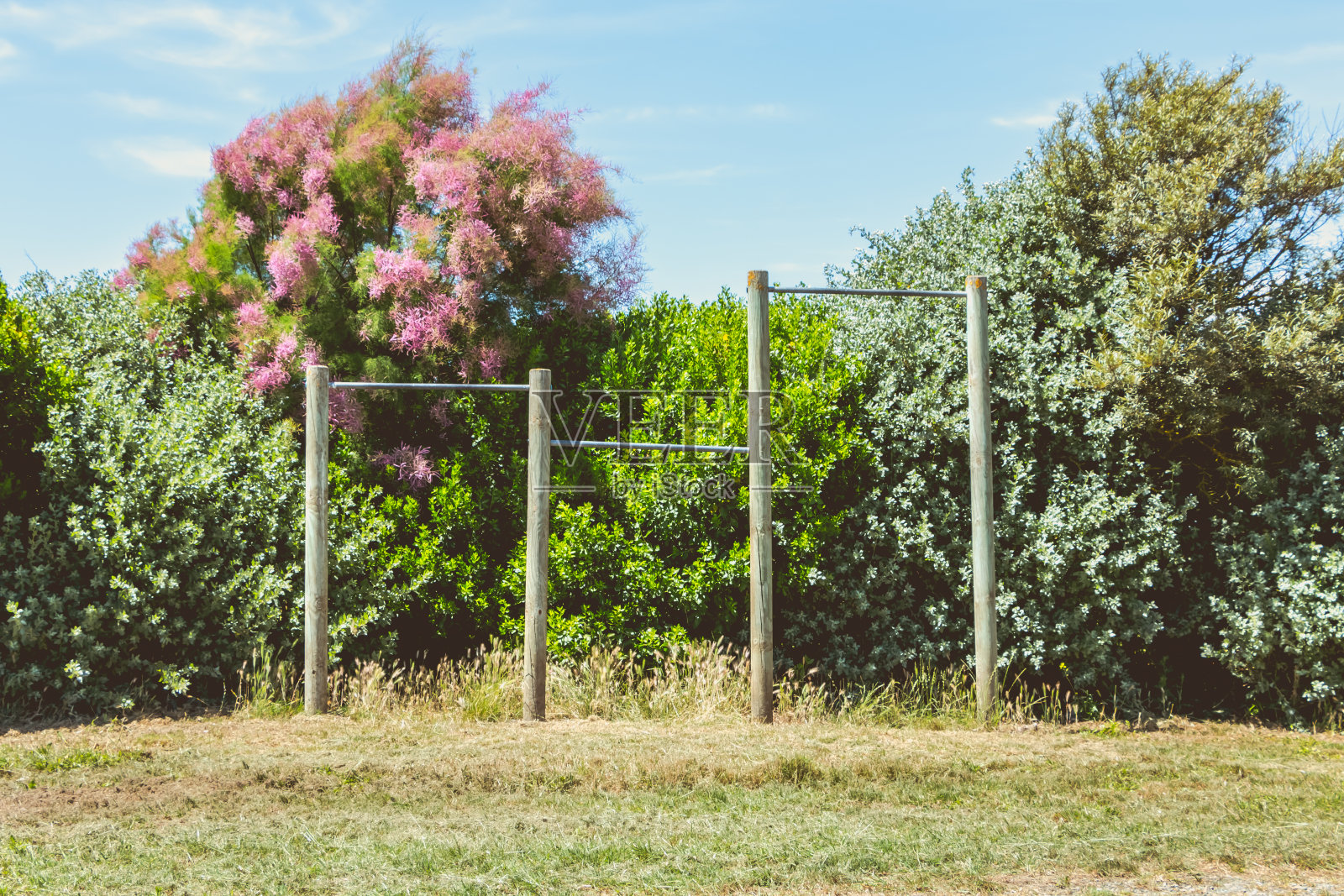 一个公园里的健身线路上的引体向上照片摄影图片