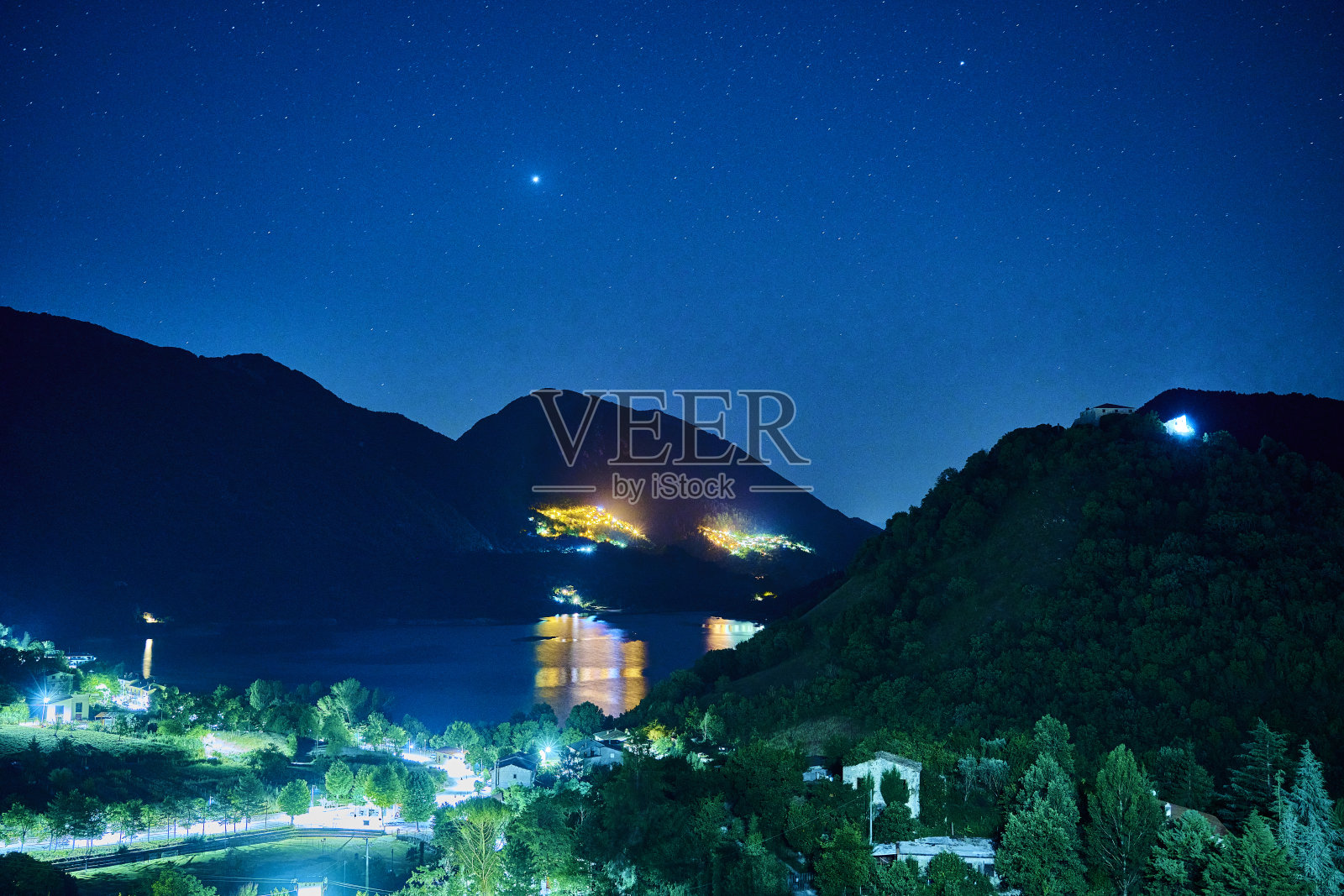 托拉的托拉诺湖和城堡照片摄影图片