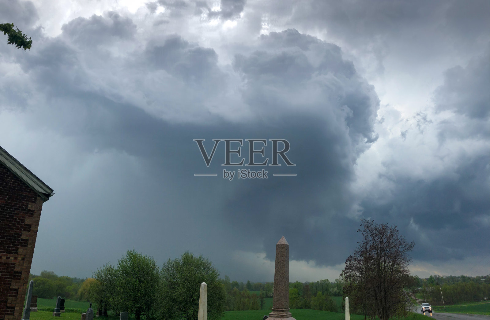 多云天空下的建筑景观照片摄影图片