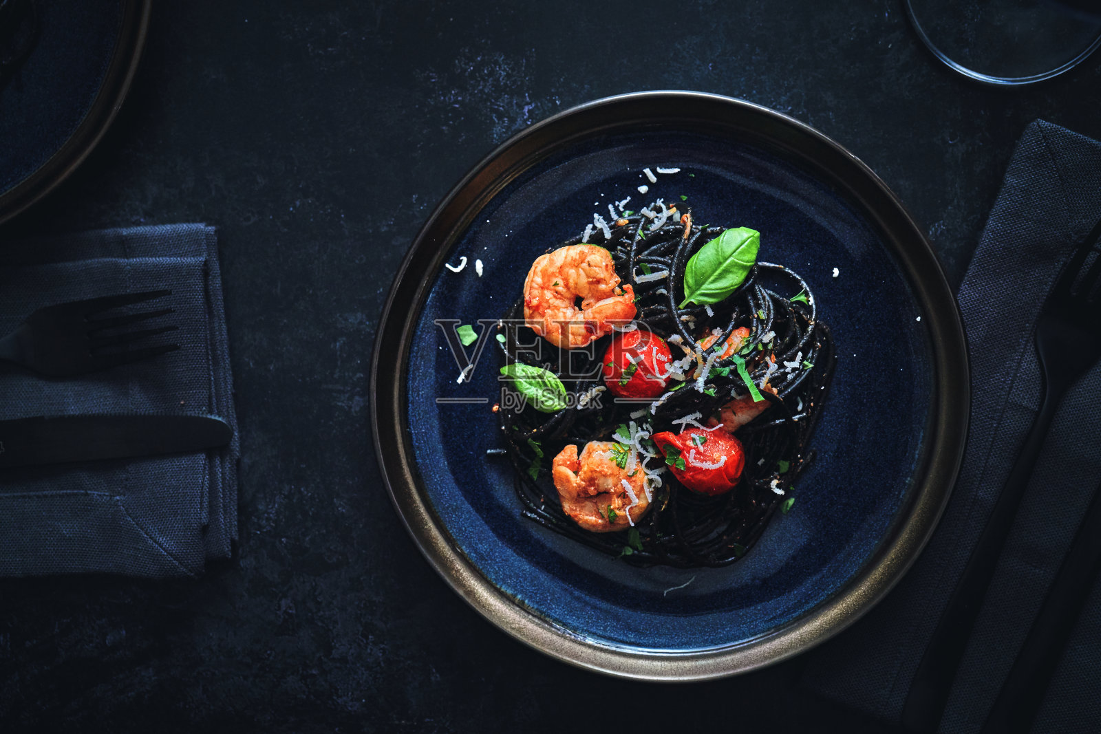 尼禄意大利面配虾和樱桃番茄照片摄影图片