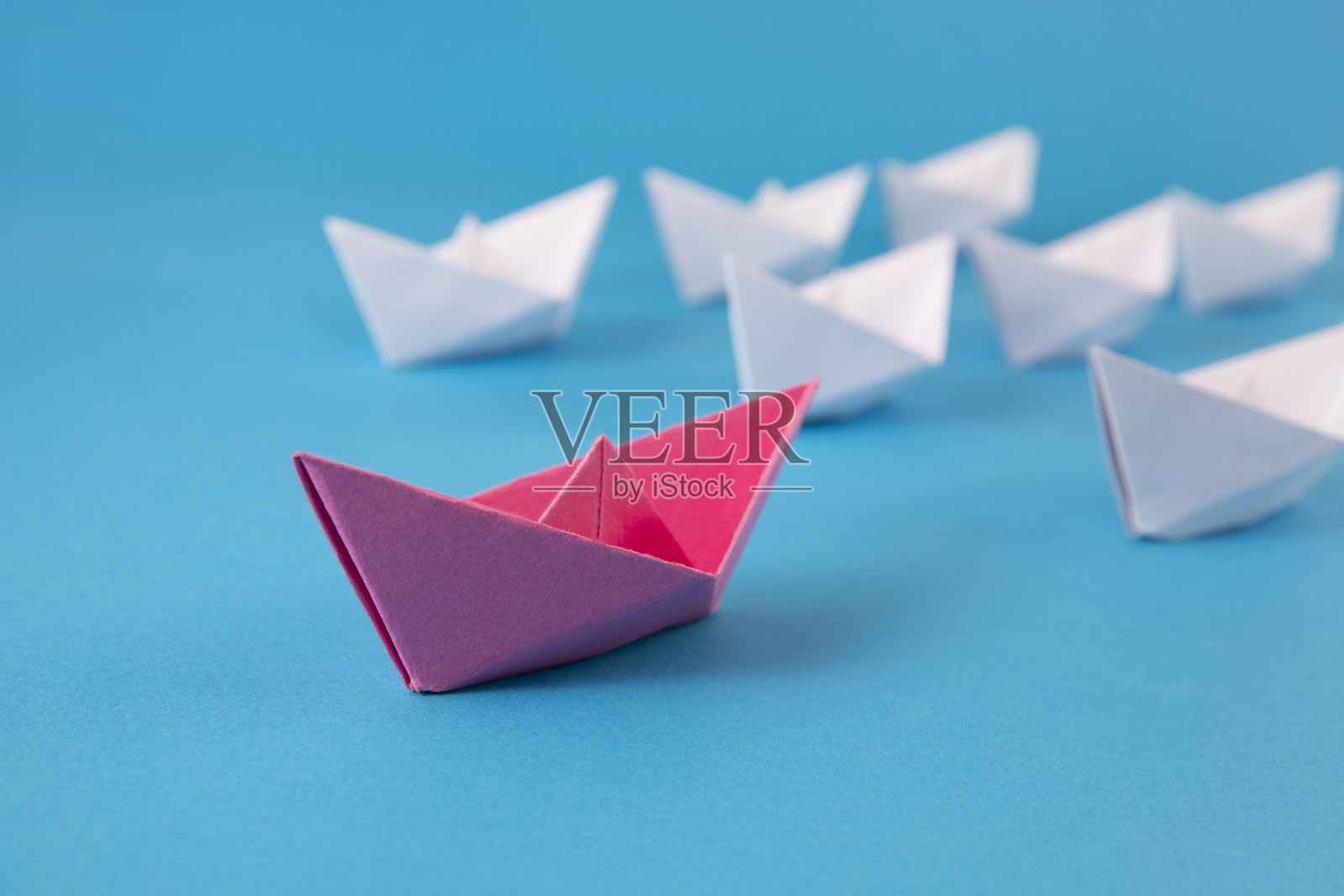 红纸船引领其他船照片摄影图片