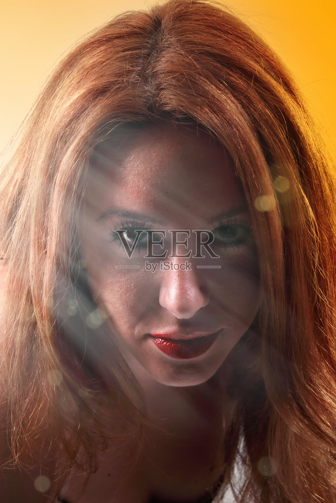 红色长发的肖像打扮漂亮的女人照片摄影图片