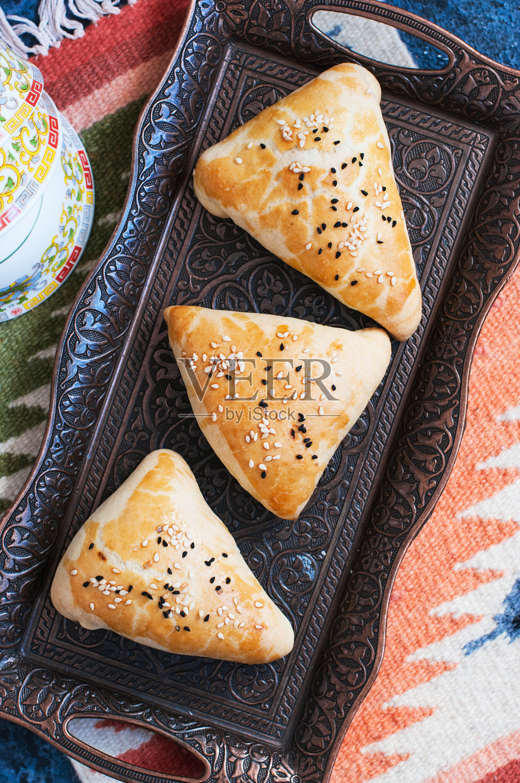 Samsa,一种民族风味的烘焙,通常以肉末、奶酪或蔬菜为馅料,是一种东方菜肴,中亚烹饪的概念。照片摄影图片