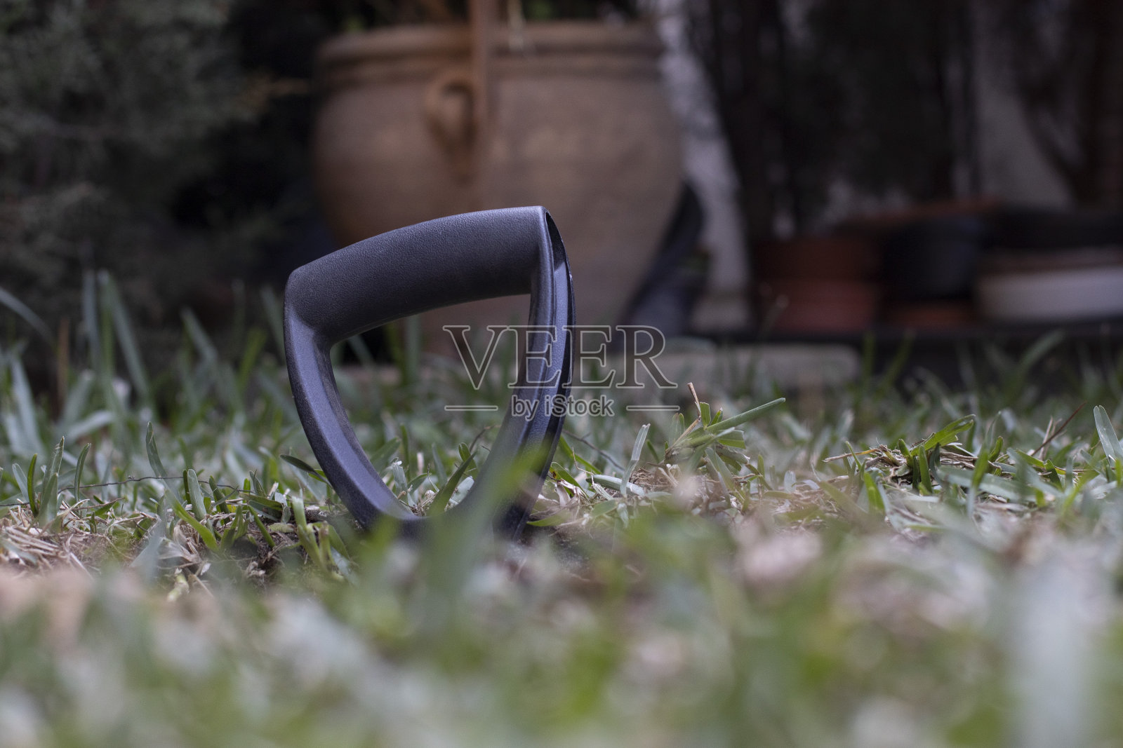 铲子卡在洞里了照片摄影图片