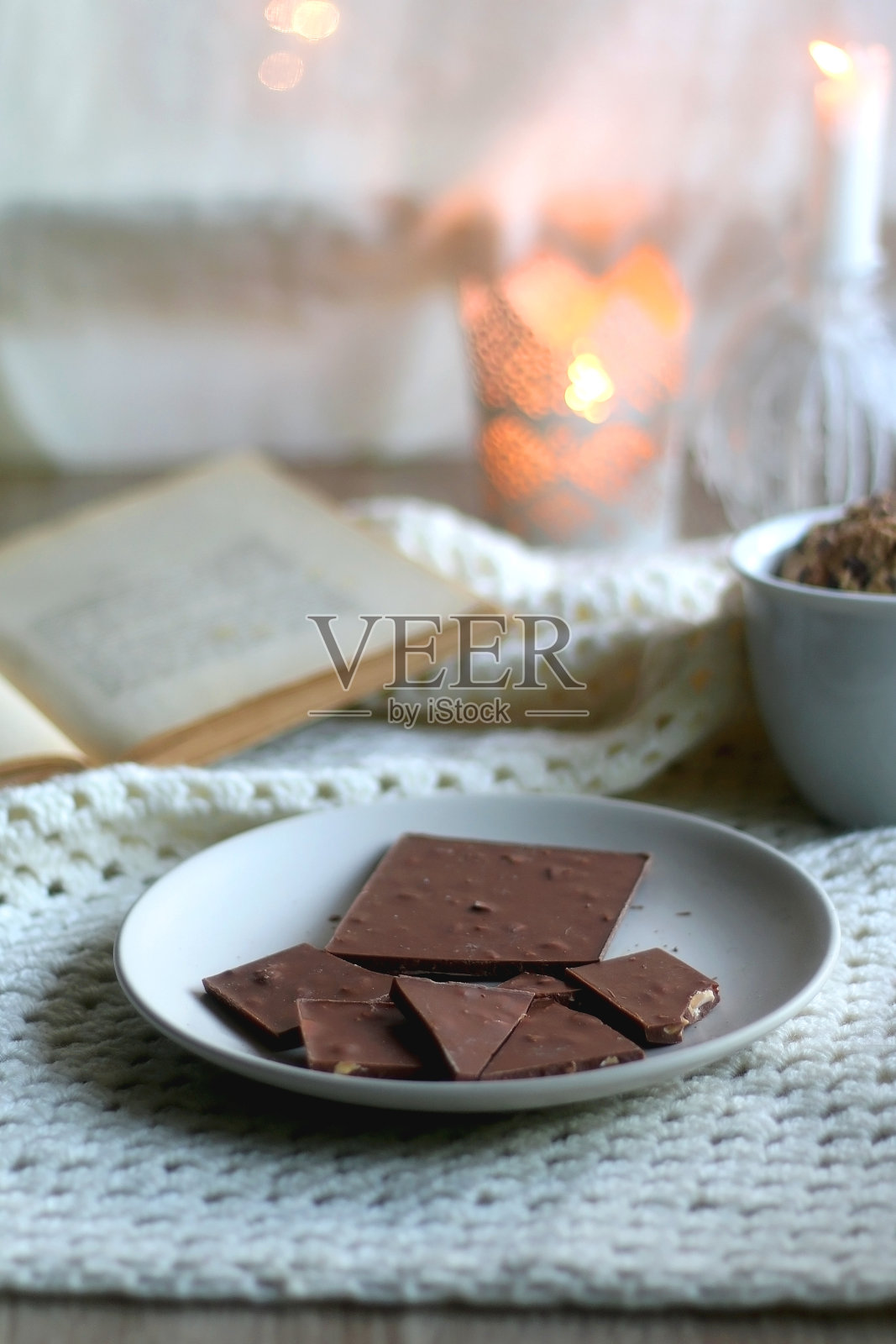 巧克力,饼干,书,眼镜和毯子照片摄影图片