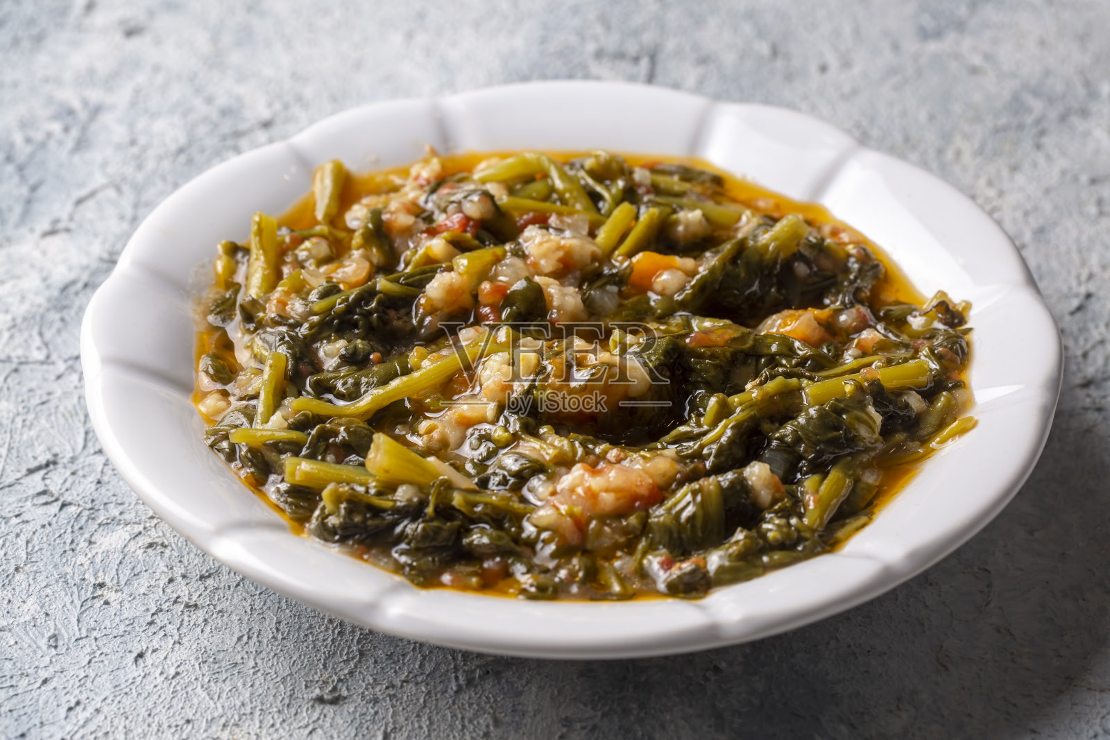 传统土耳其菜马齿苋菜(土耳其名字;semizotu yemegi)照片摄影图片