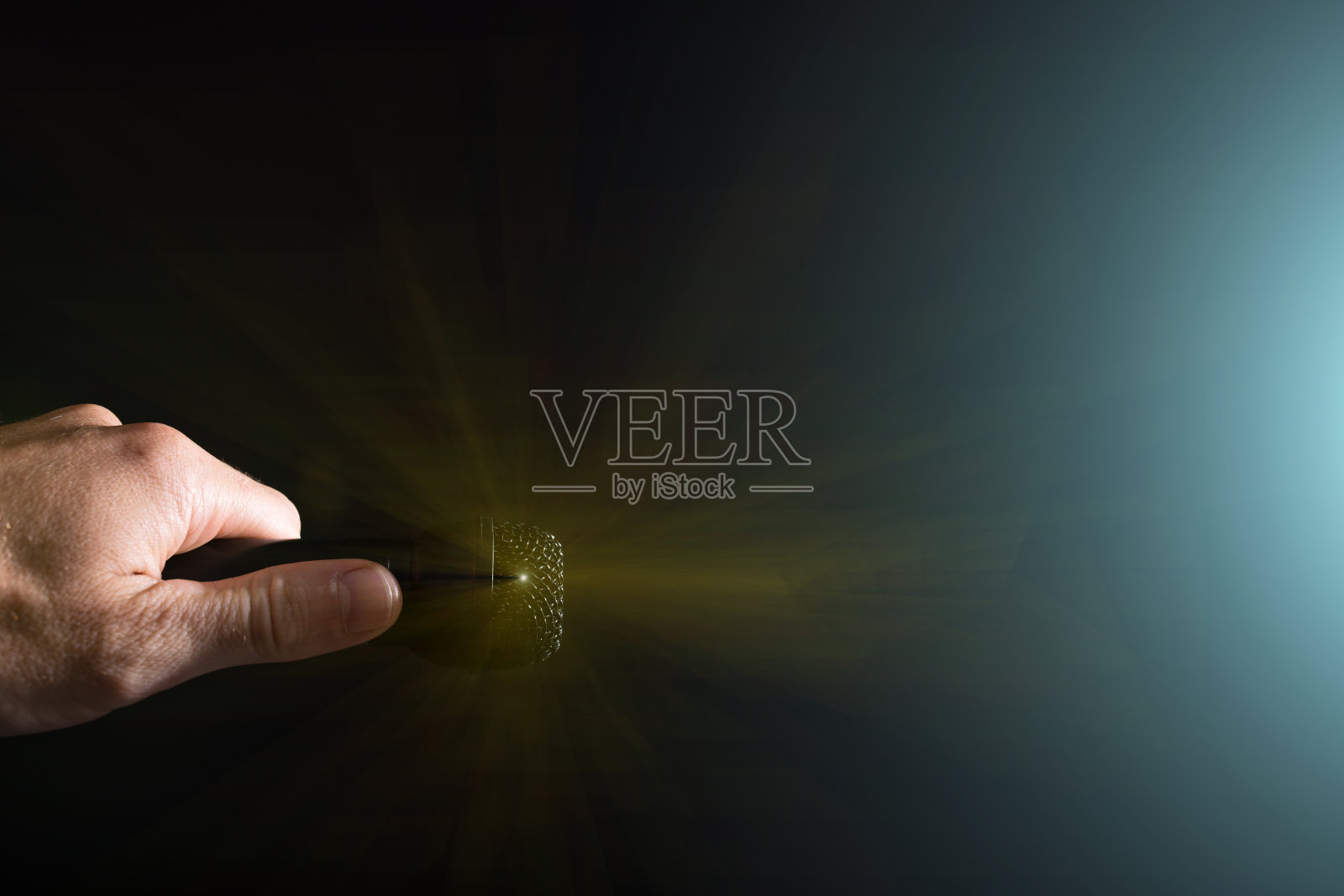 手里拿着麦克风,靠近点。麦克风是黑色的,有拷贝空间。照片摄影图片