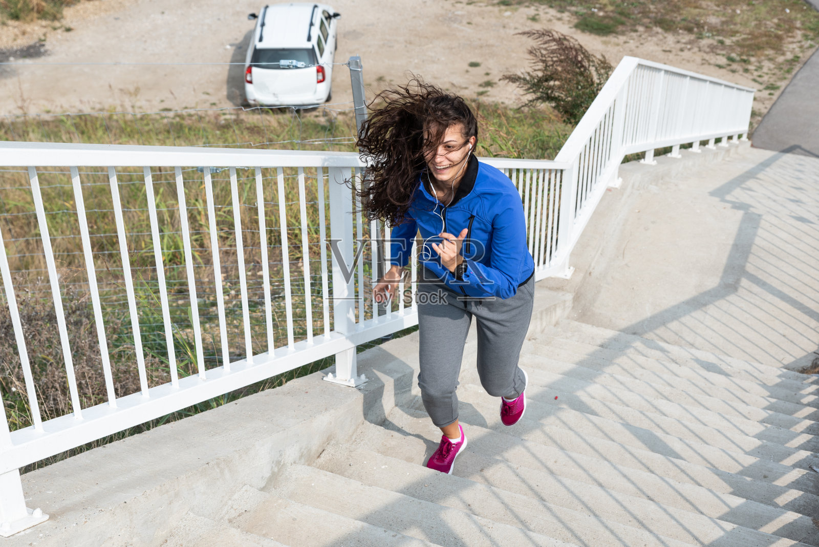 年轻活跃的职业女性在上班前每天早上都要去户外锻炼。自我热爱的女性健身训练健康的生活。照片摄影图片
