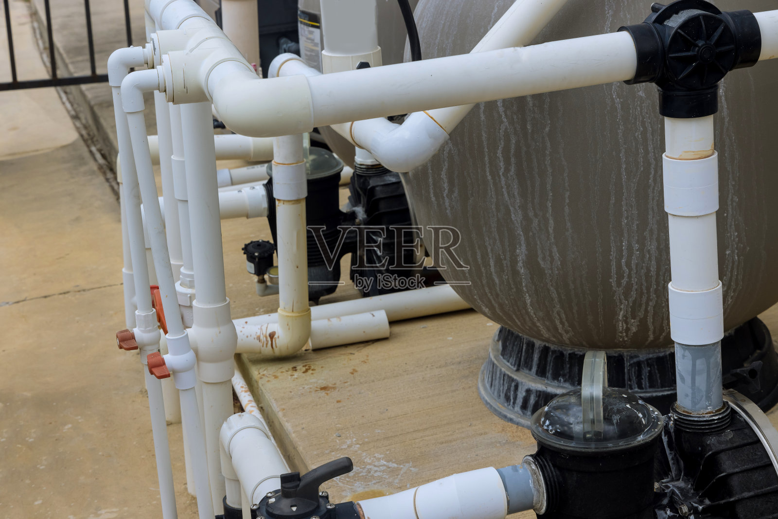 池水过滤系统,室外用保持水的纯净,清洗掉污垢、灰尘和杂物照片摄影图片