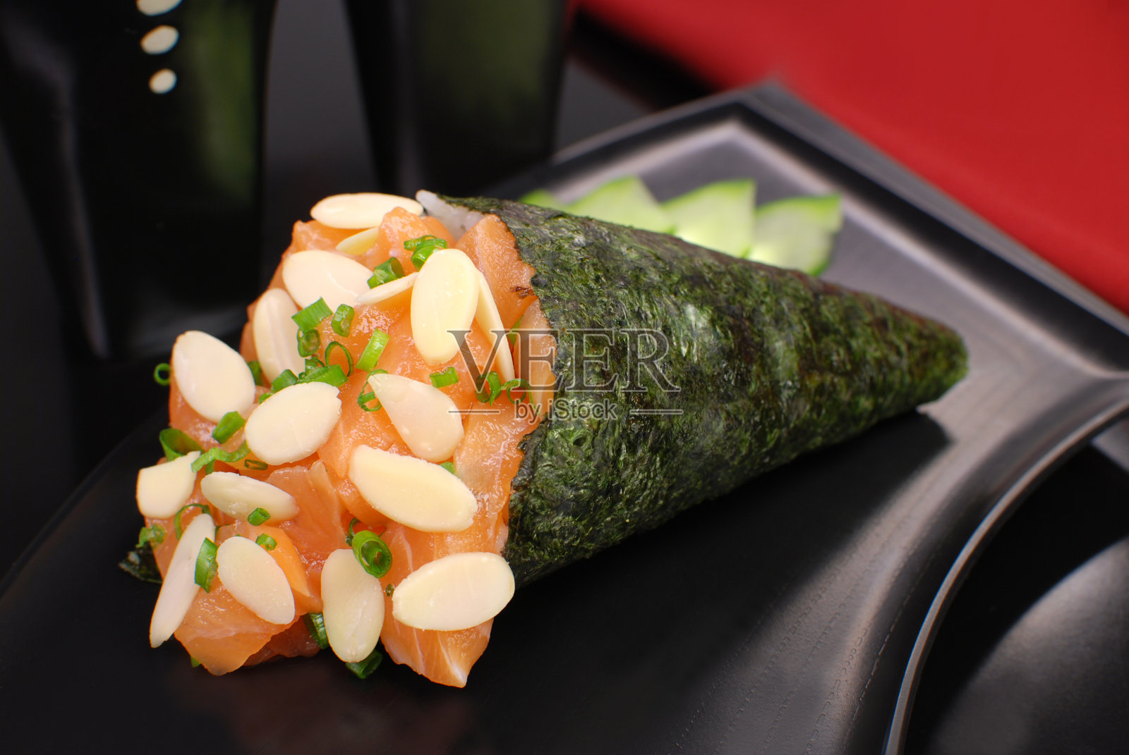 黑色背景的三文鱼Temaki照片摄影图片