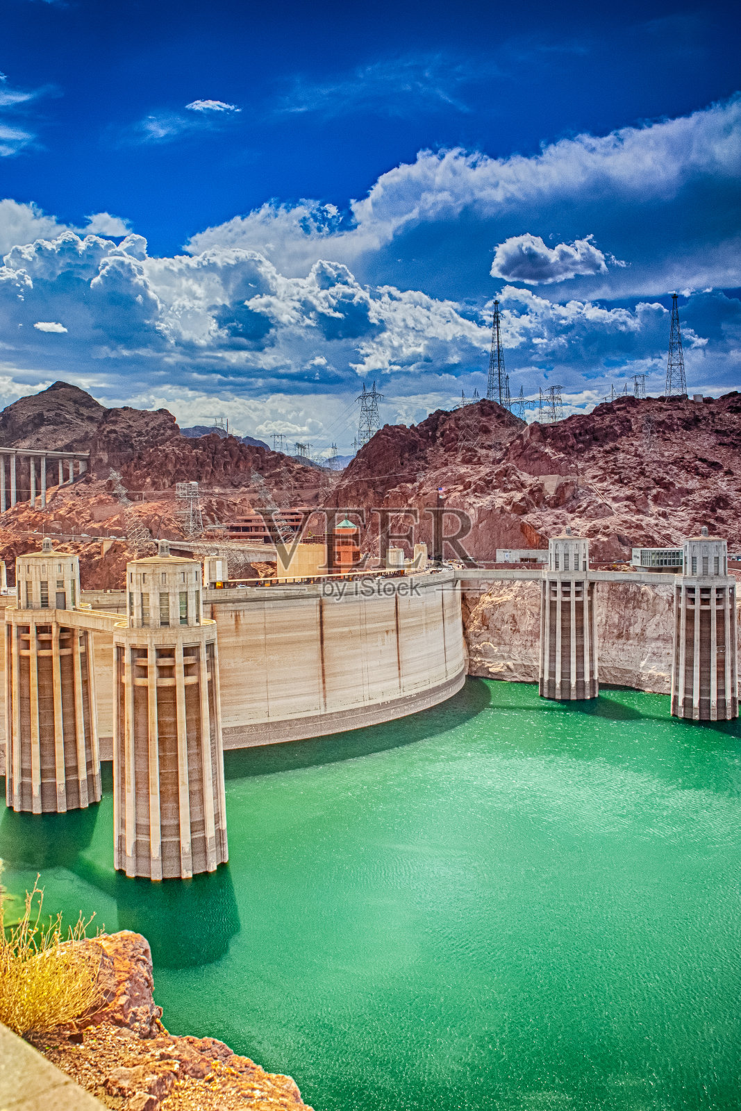 现代能量概念。位于亚利桑那州和内华达州边界的科罗拉多河米德湖的胡佛水坝和彭斯托克塔照片摄影图片