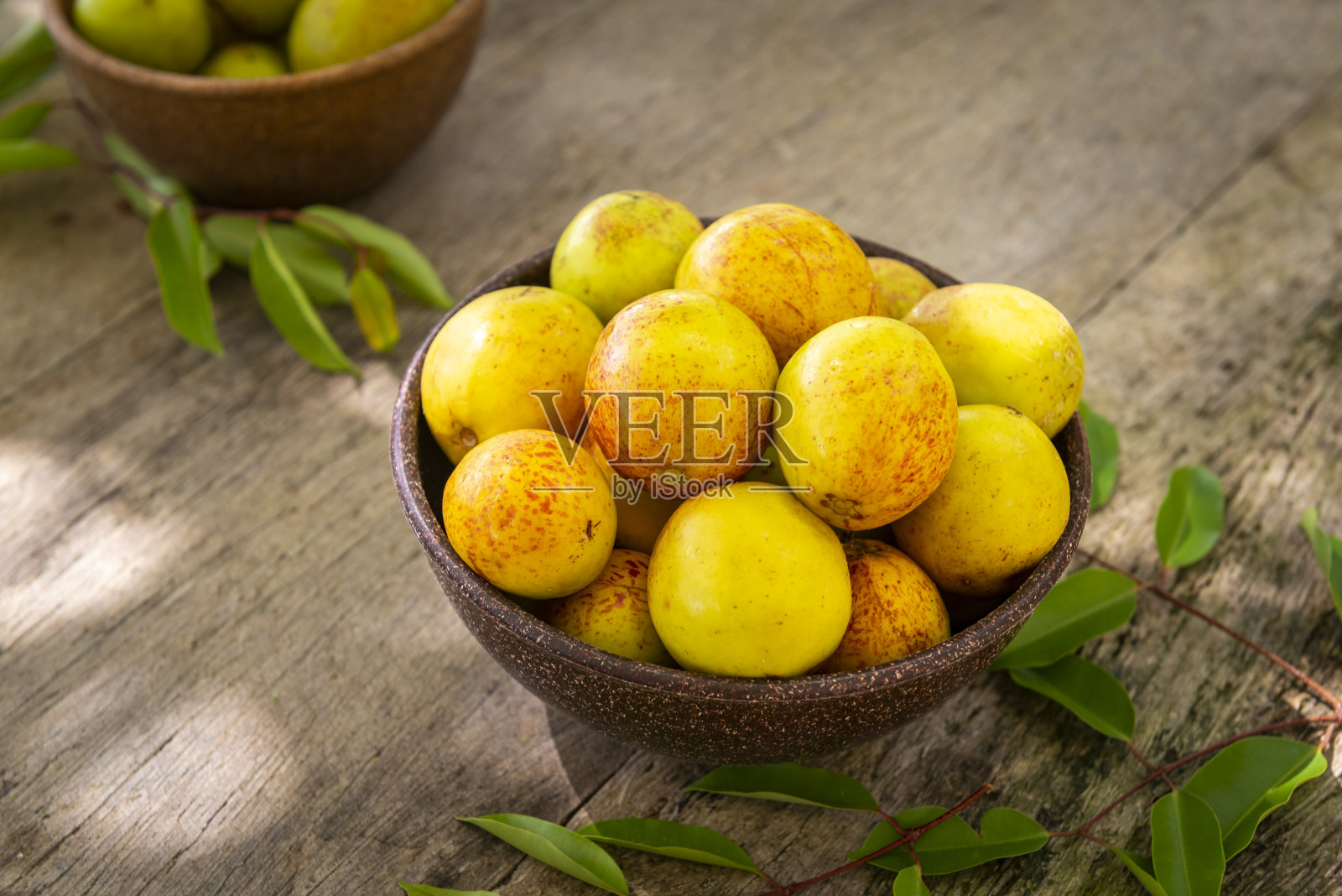 来自巴西东北部的Mangaba水果摆放在一张古老的木桌上。照片摄影图片