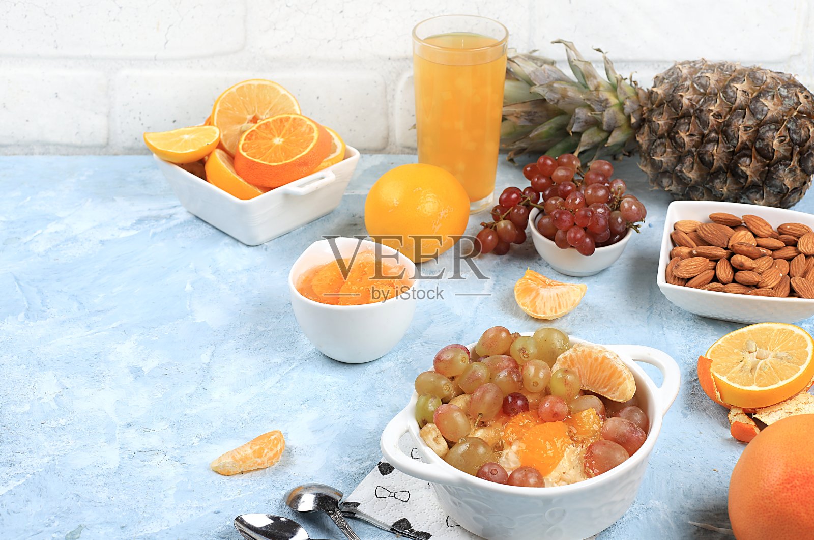 排毒饮食和减肥理念,健康早餐配料,果汁饮料和夏季热带水果,果汁,冰沙在蓝色的桌子,照片摄影图片