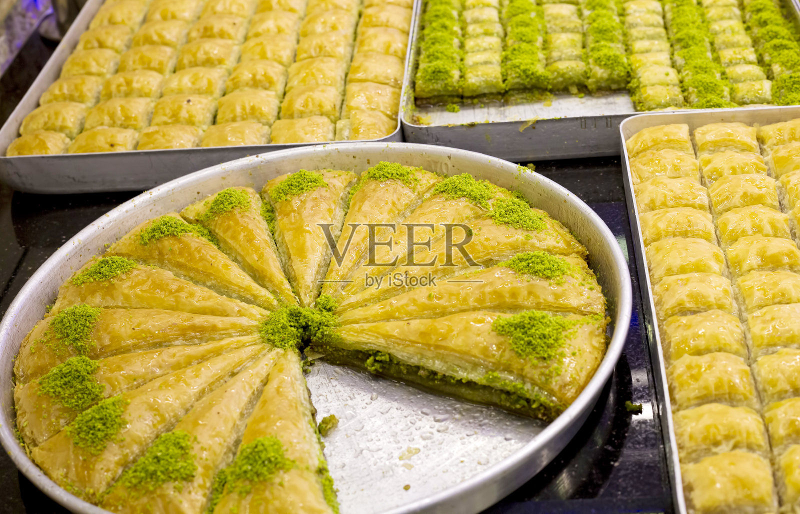 土耳其传统甜品种类繁多;美味的甜点果仁蜜饼照片摄影图片