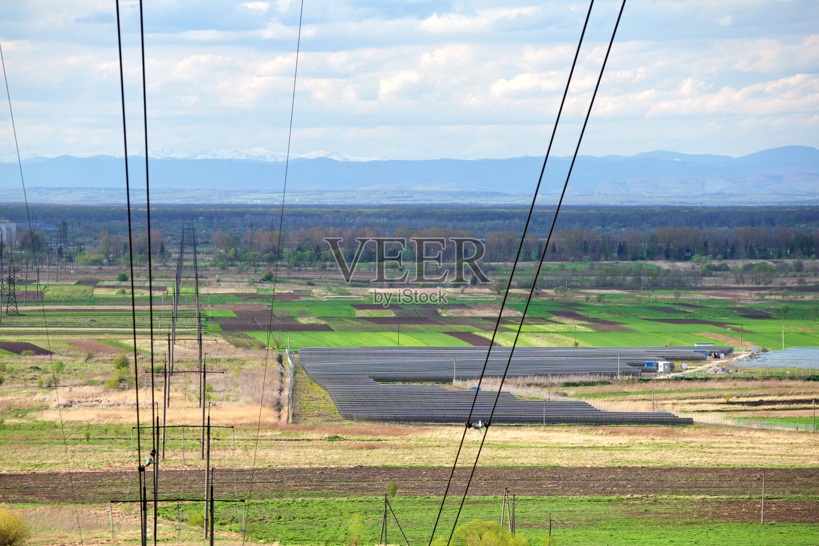 高压塔,用电线通过电缆传递电能照片摄影图片