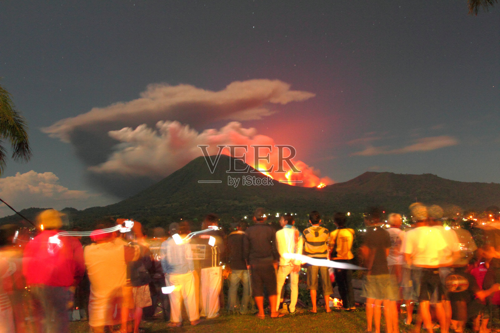 罗肯火山喷发照片摄影图片