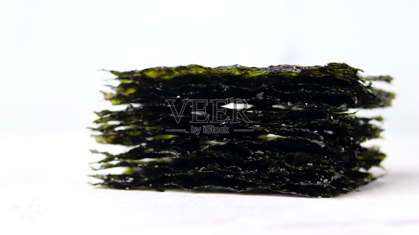 白色背景下紫菜的特写照片。照片摄影图片