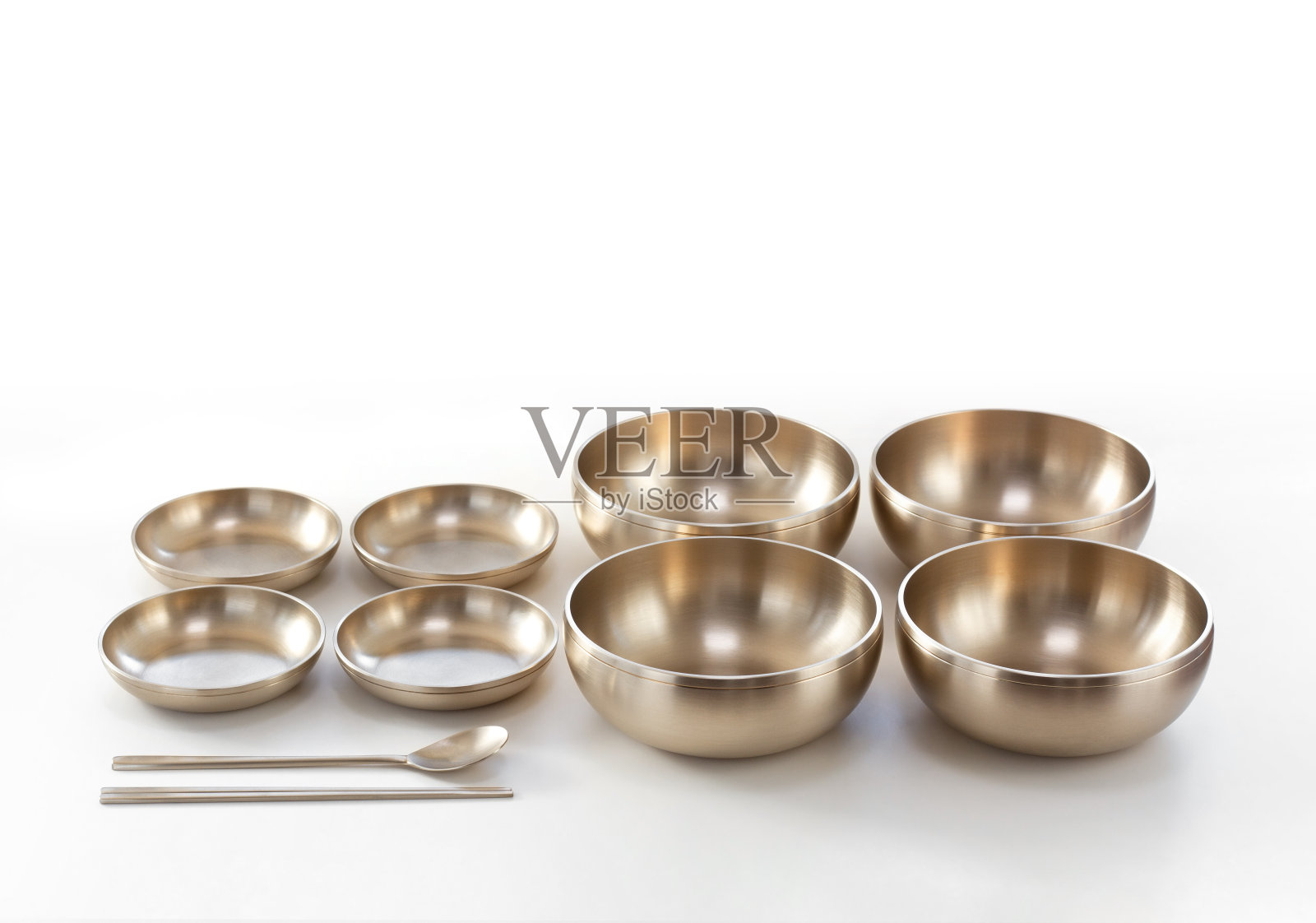 韩国优质黄铜餐具与筷子孤立在白色背景。副本的空间。照片摄影图片