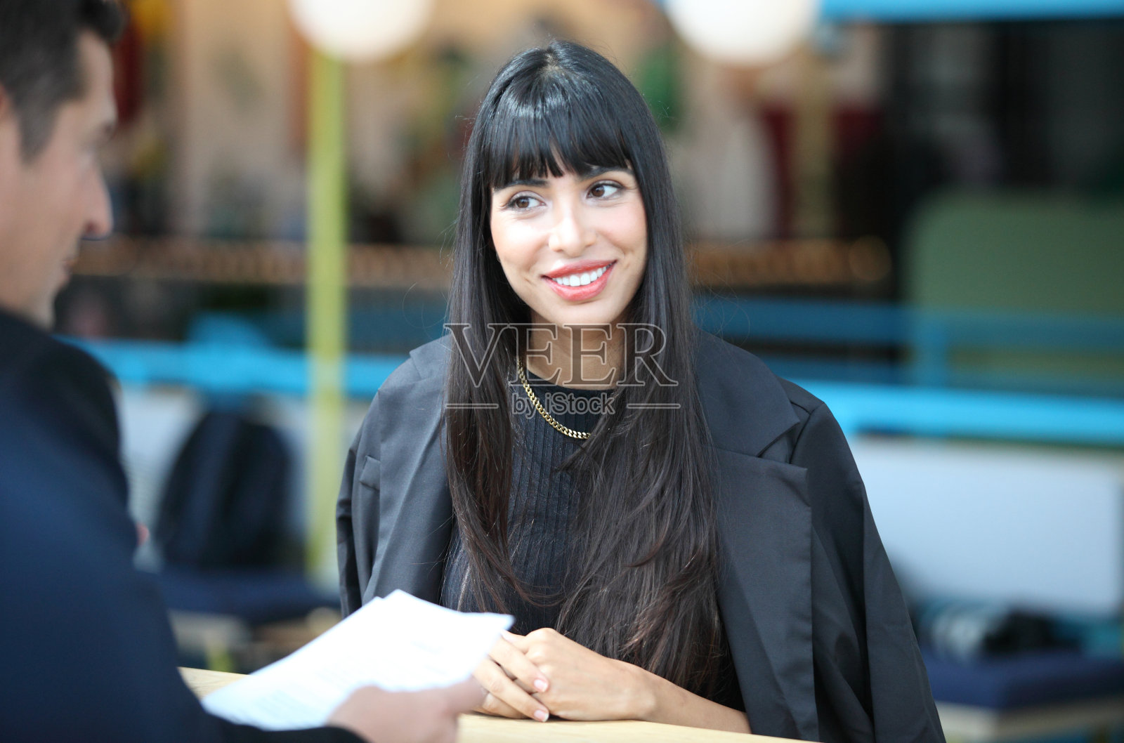 女商人和HR经理面试女商人。候选人女性坐在面试官的背景上。人力资源,年轻漂亮的女人在面试照片摄影图片